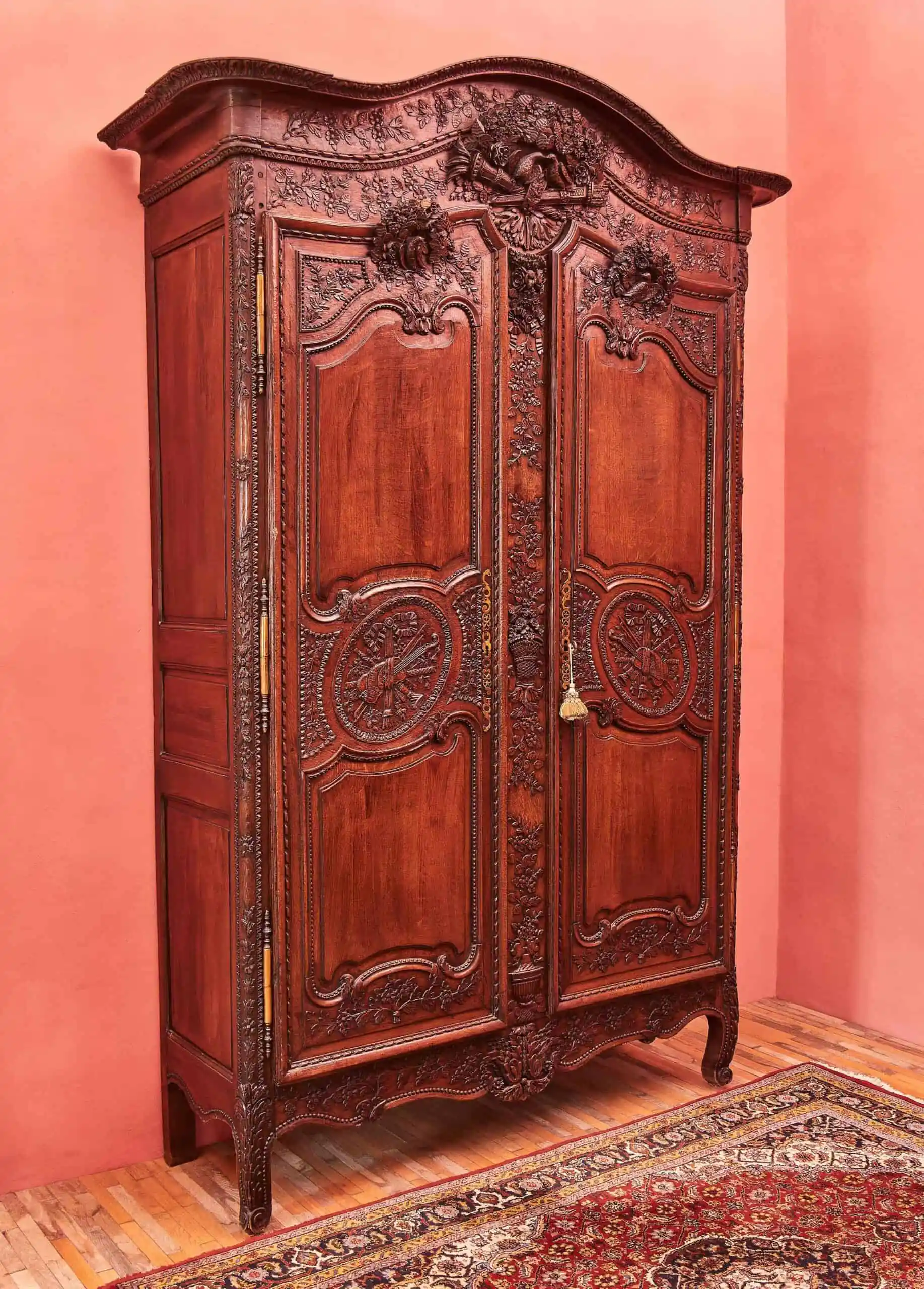 Svatební skříň z 18. století s hudebními motivy