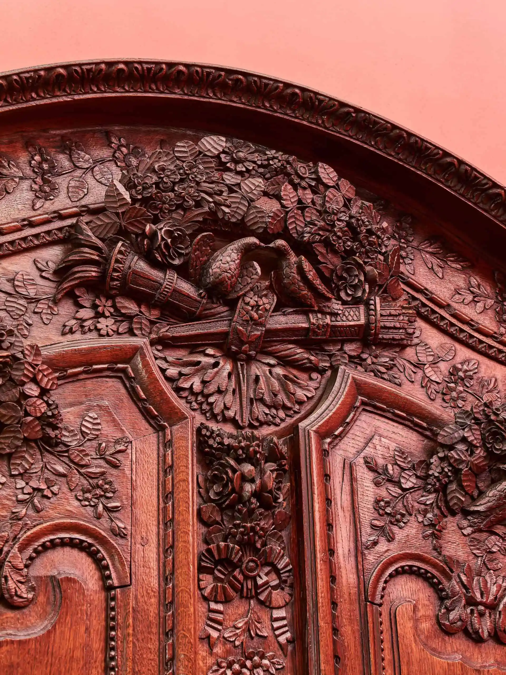 Svatební skříň z 18. století s hudebními motivy