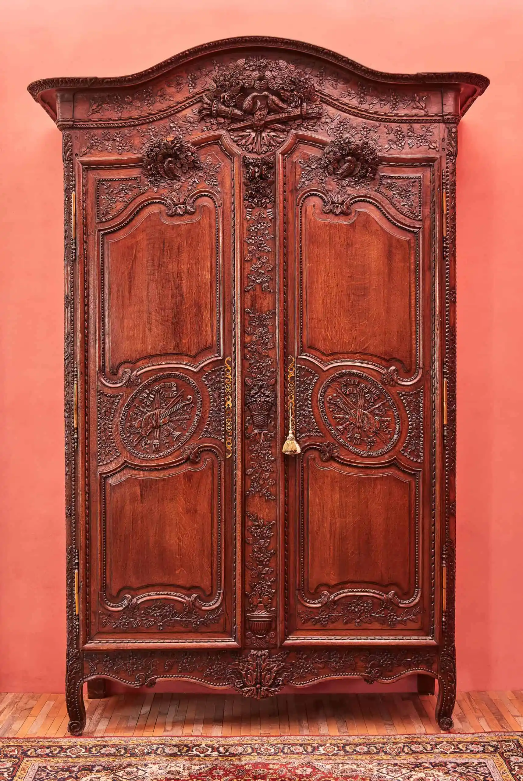 Svatební skříň z 18. století s hudebními motivy