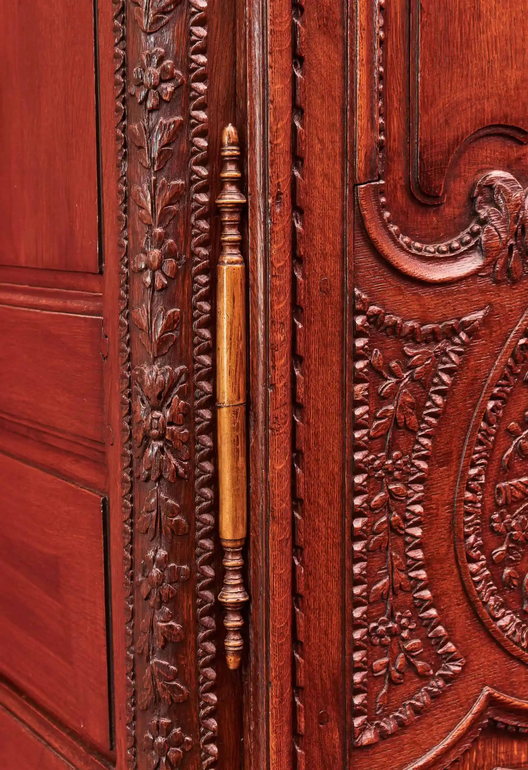 Svatební skříň z 18. století s hudebními motivy