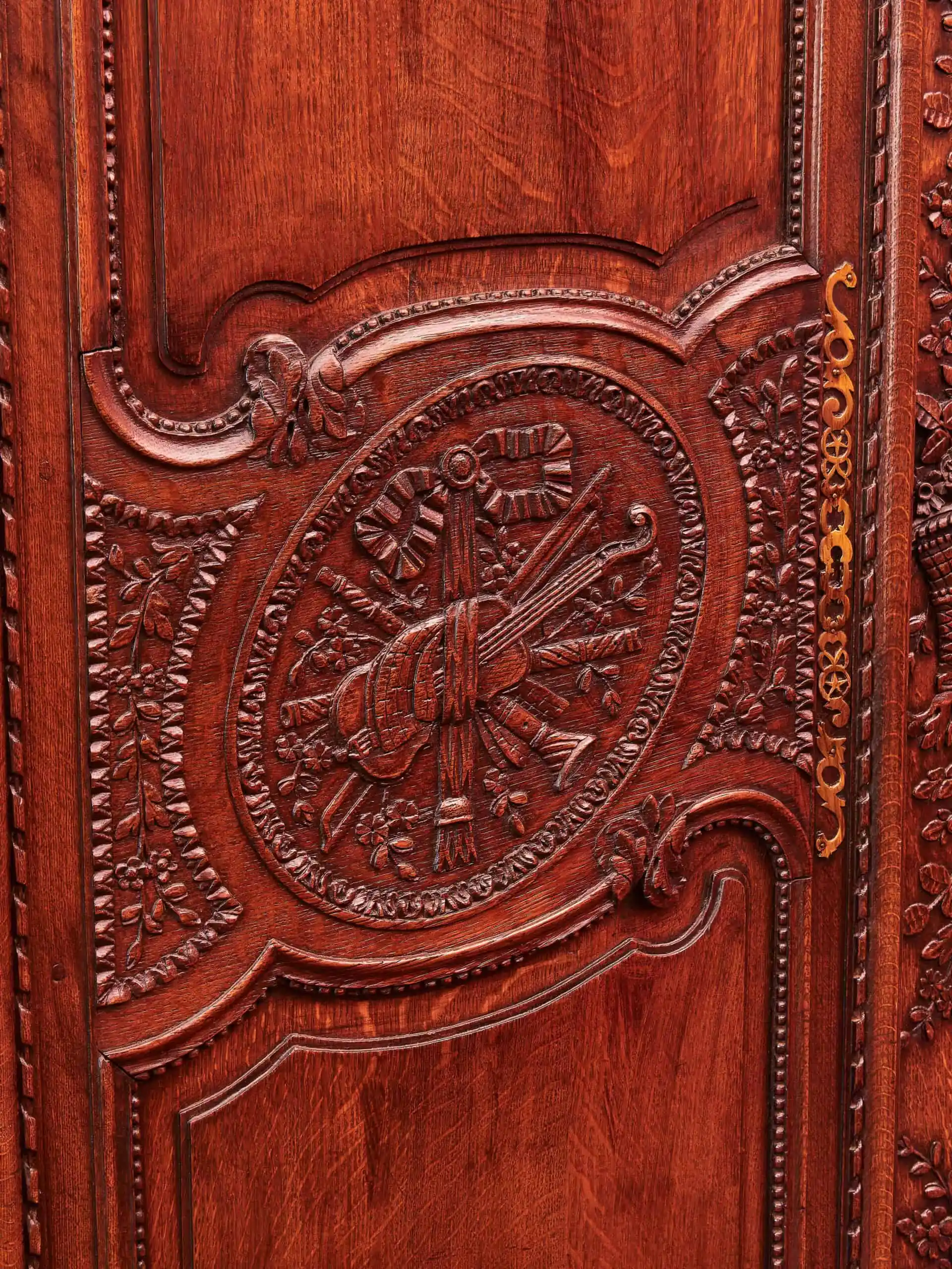 Svatební skříň z 18. století s hudebními motivy