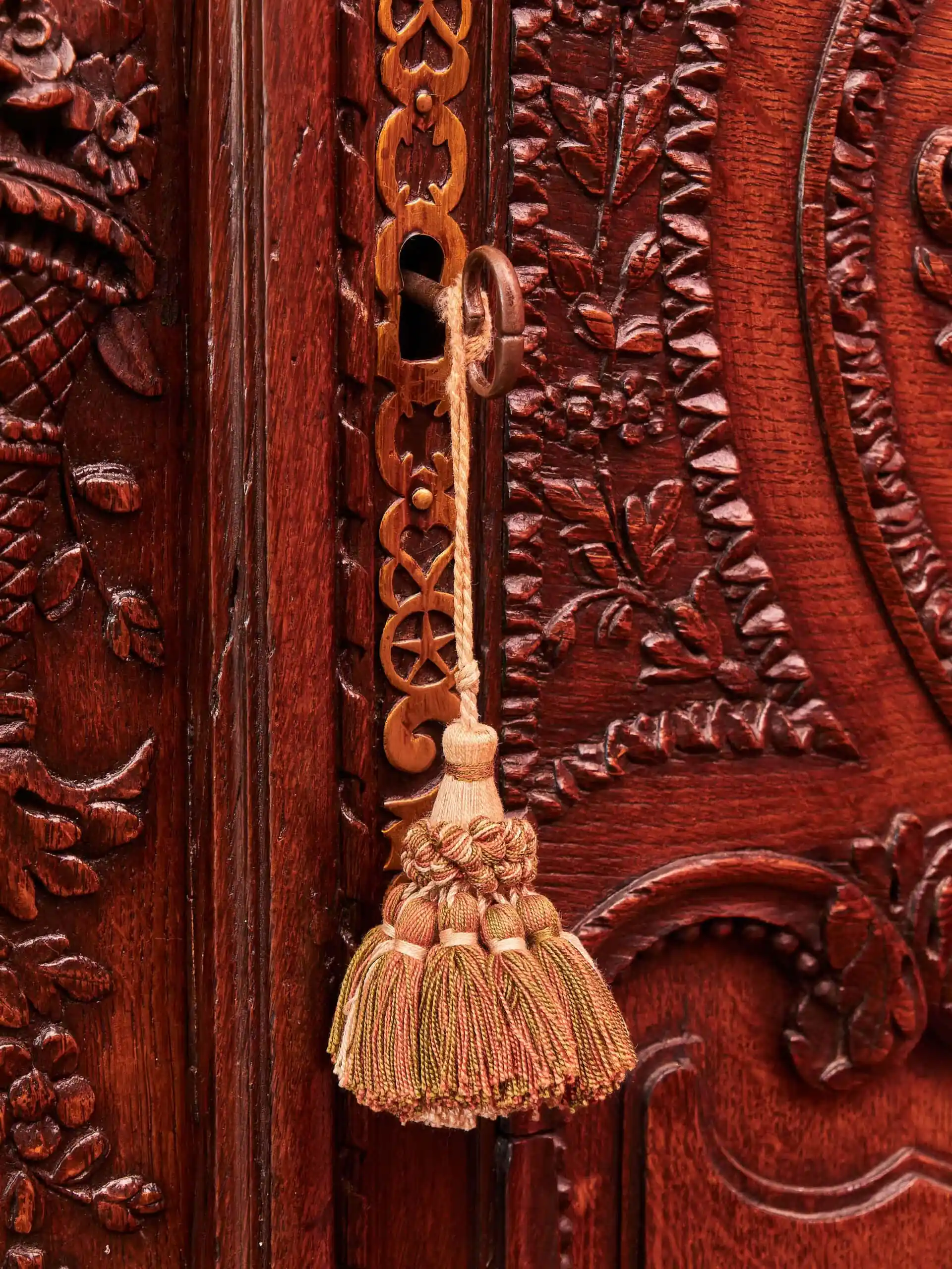 Svatební skříň z 18. století s hudebními motivy