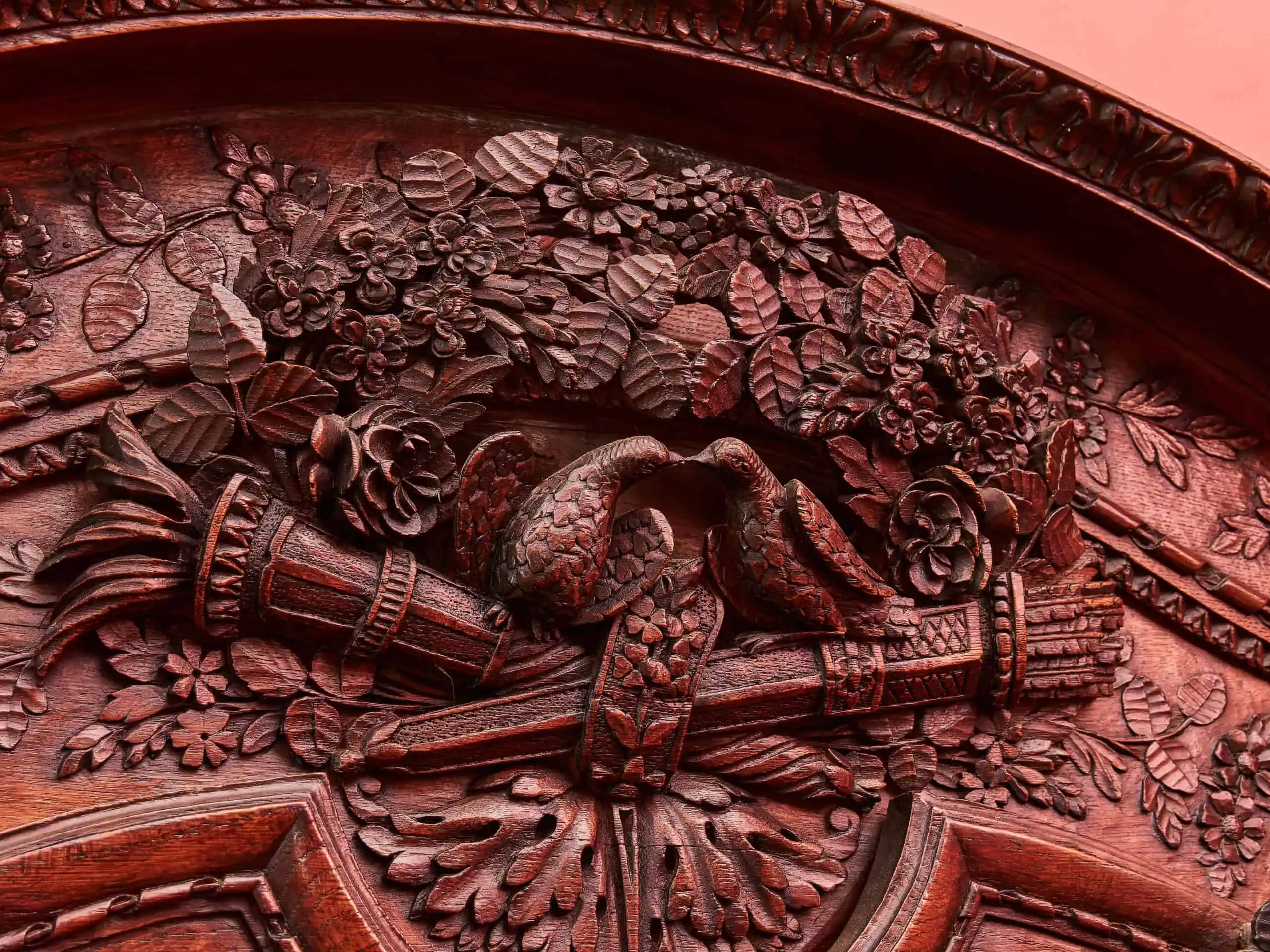 Svatební skříň z 18. století s hudebními motivy