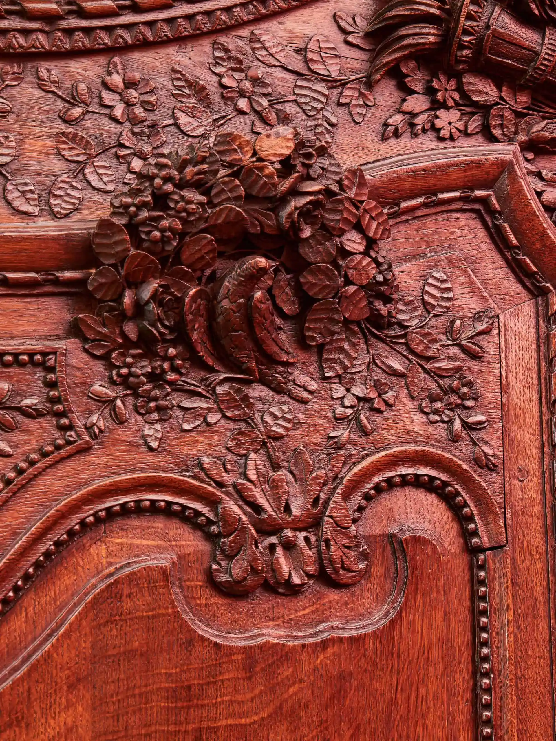 Svatební skříň z 18. století s hudebními motivy