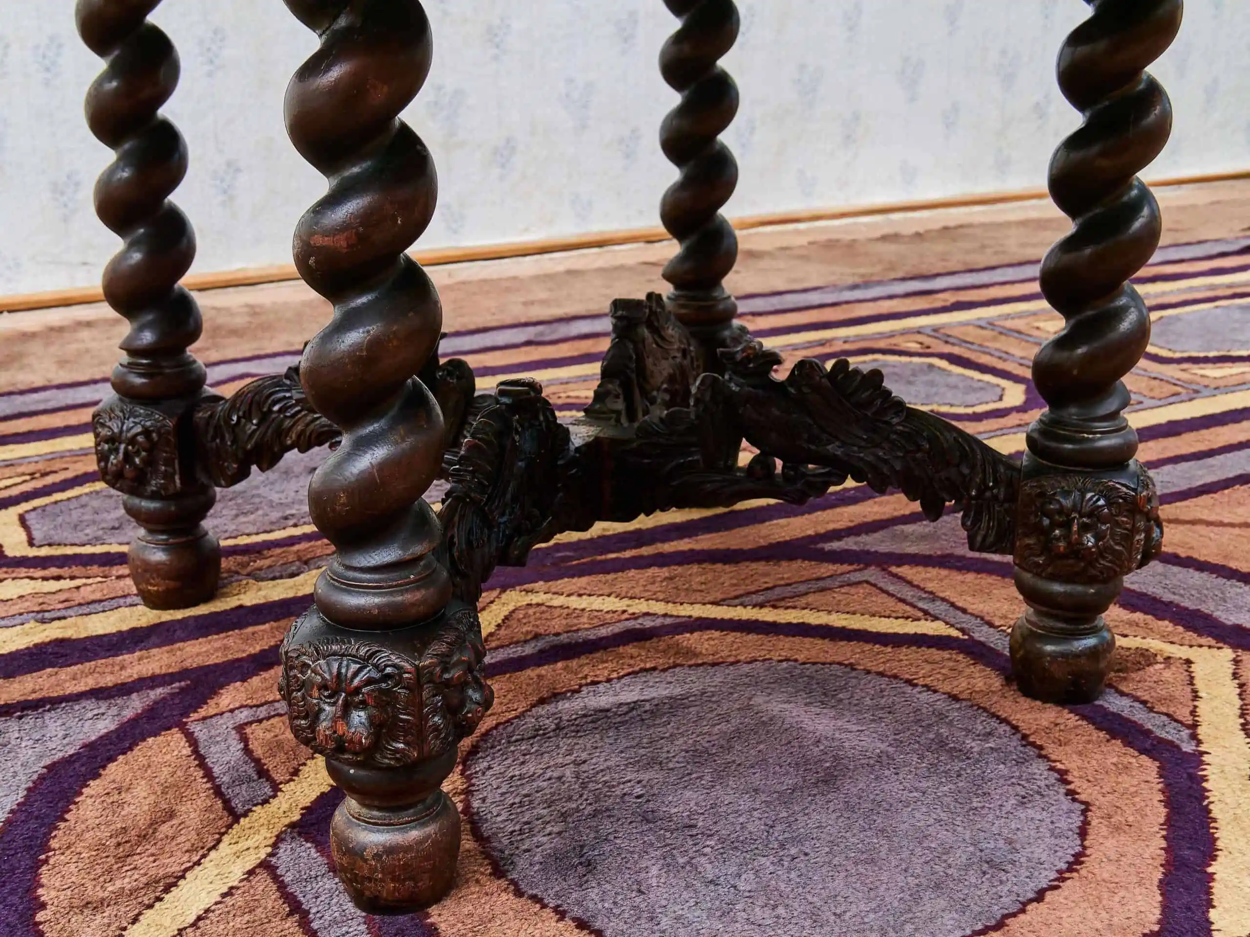 Neorenesanční jídelní stůl s orly