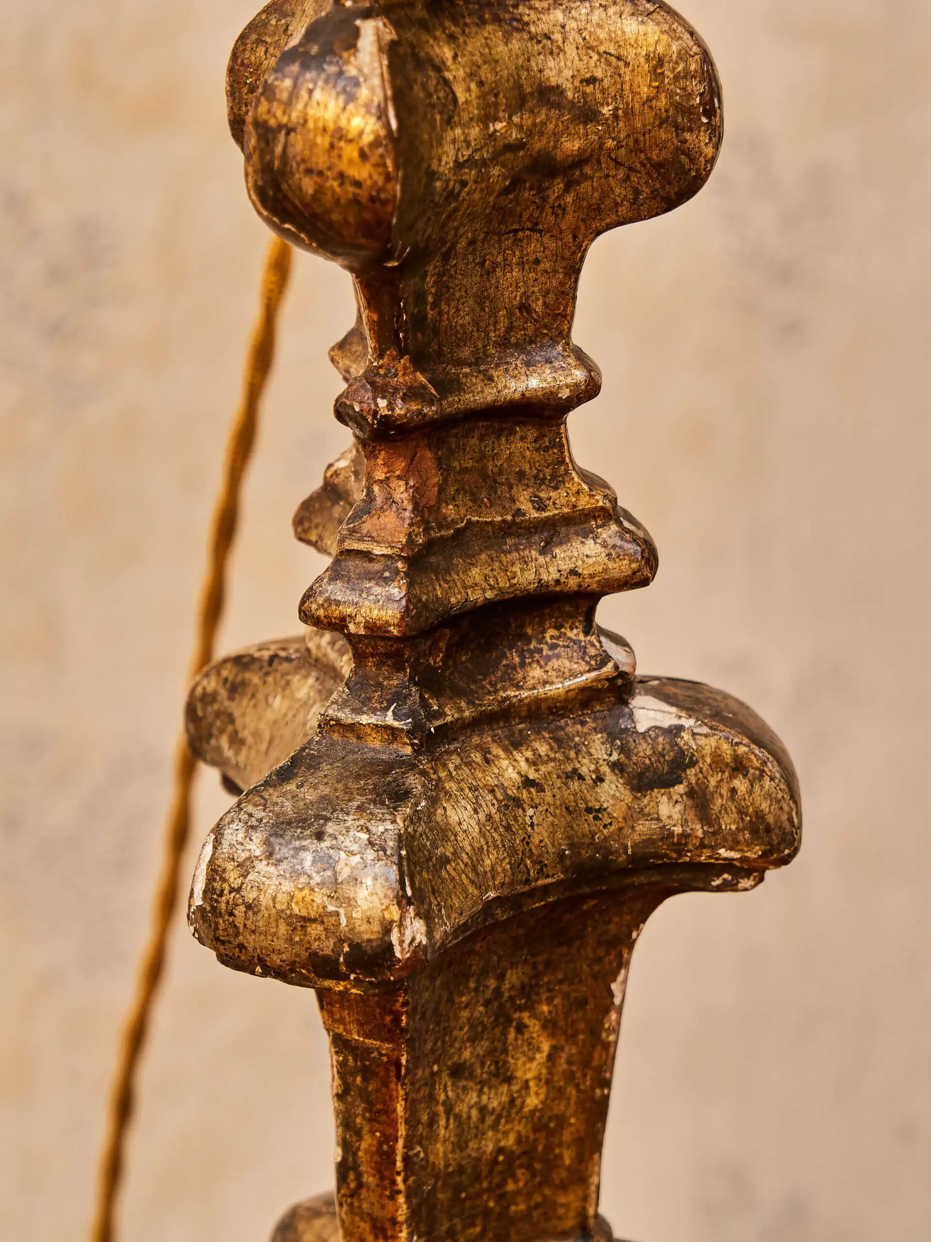 Barokní dřevěný svícen – Lampa