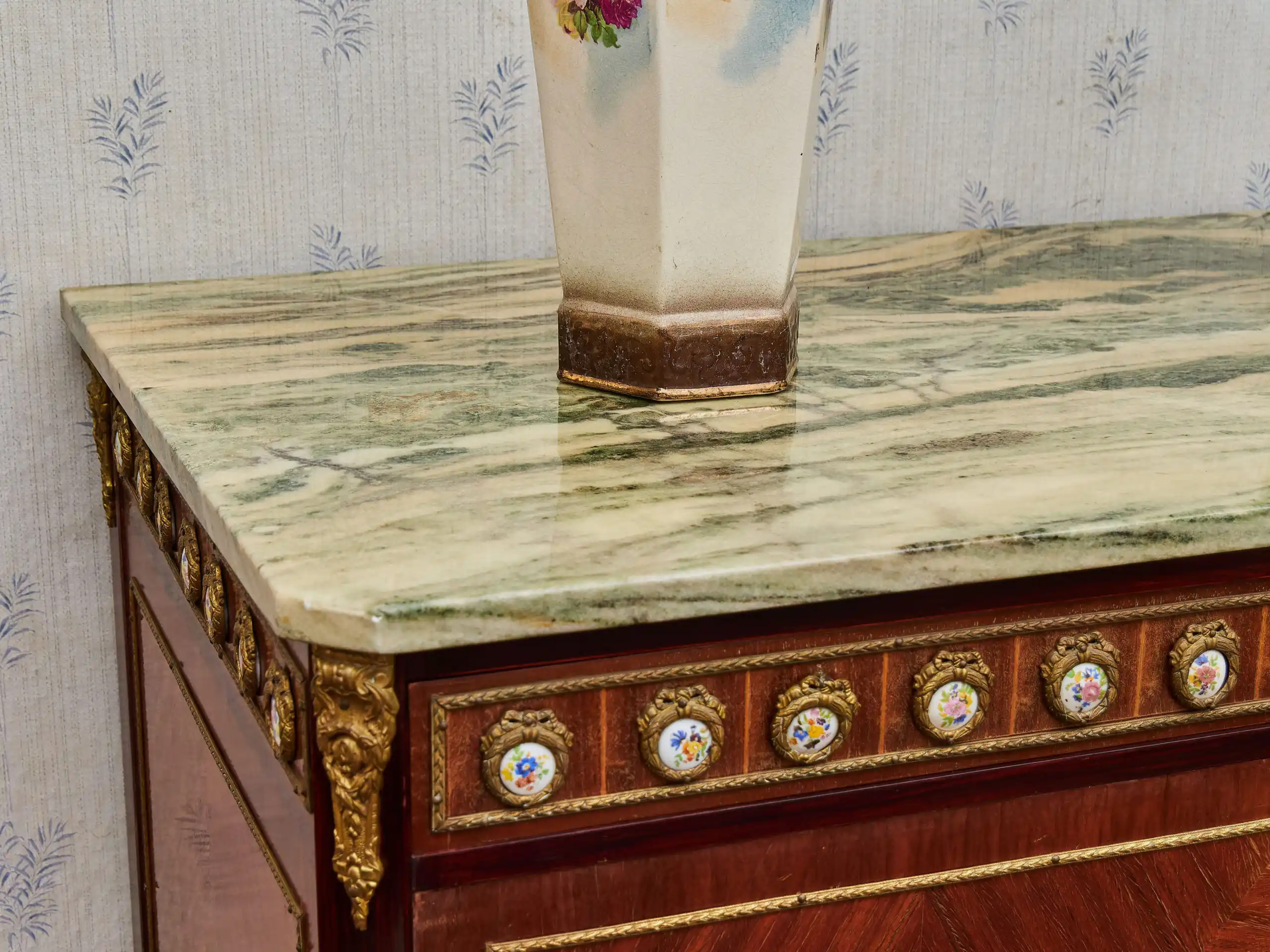 Televizní skříň s mramorovou deskou