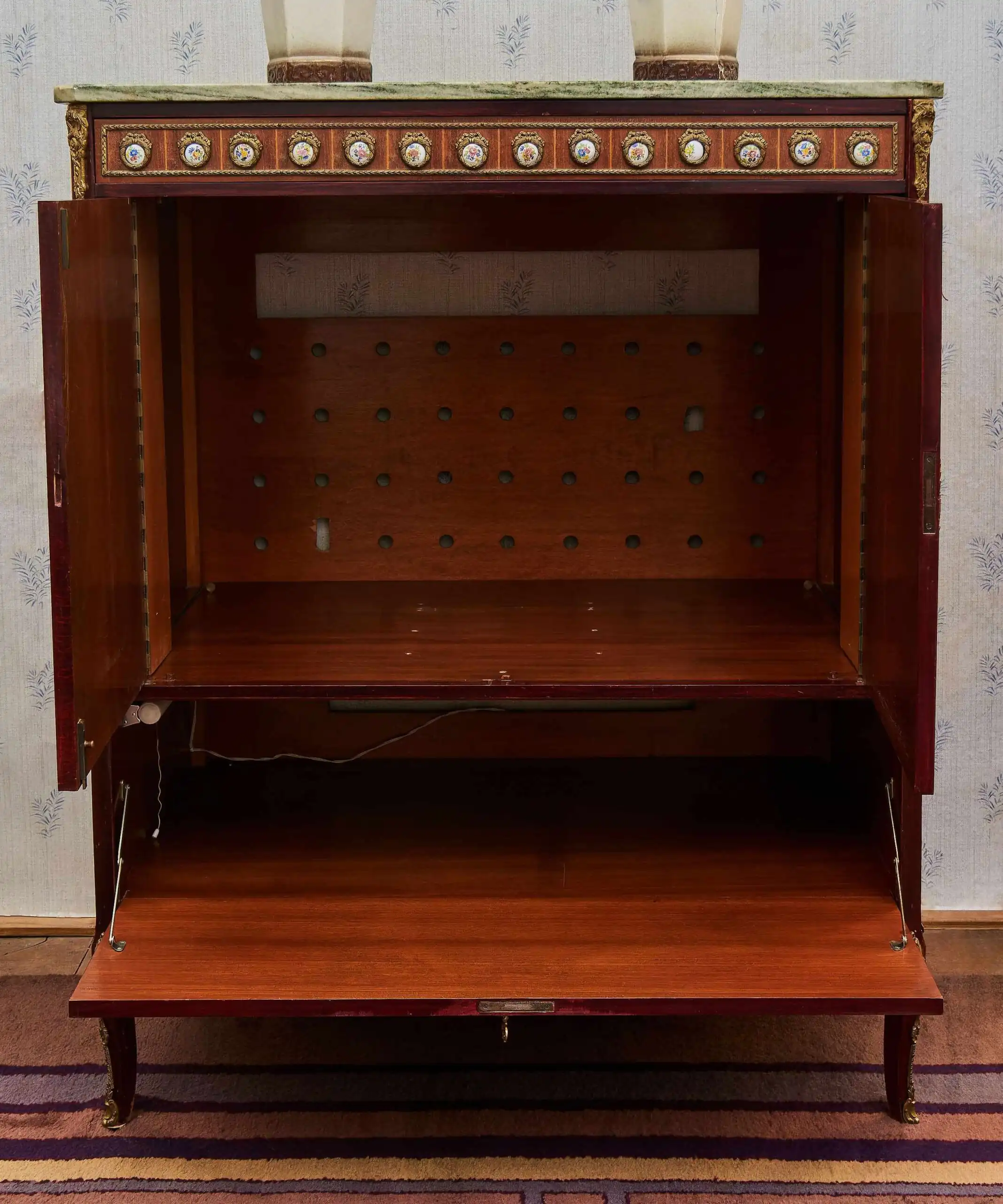 Televizní skříň s mramorovou deskou