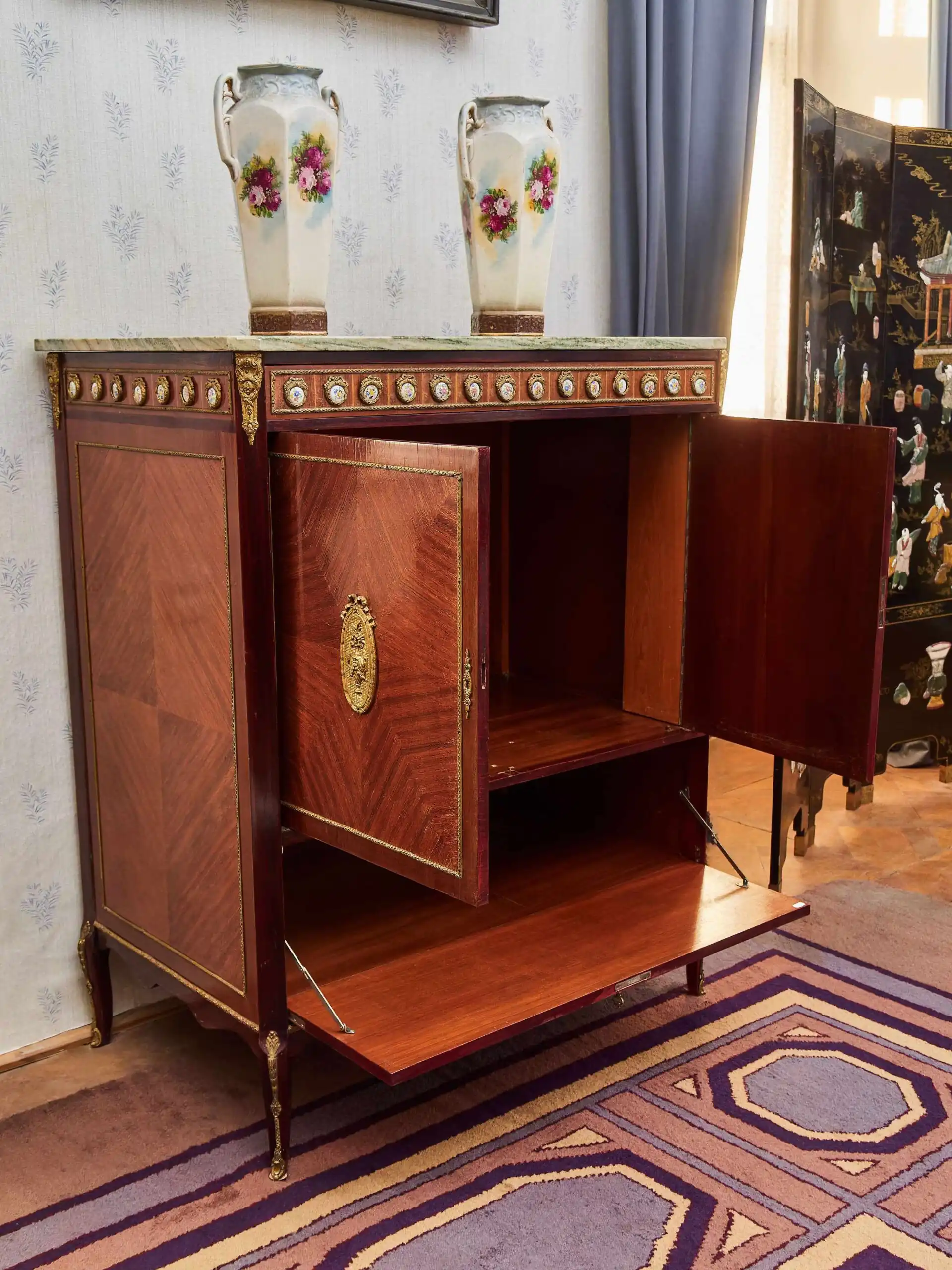 Televizní skříň s mramorovou deskou