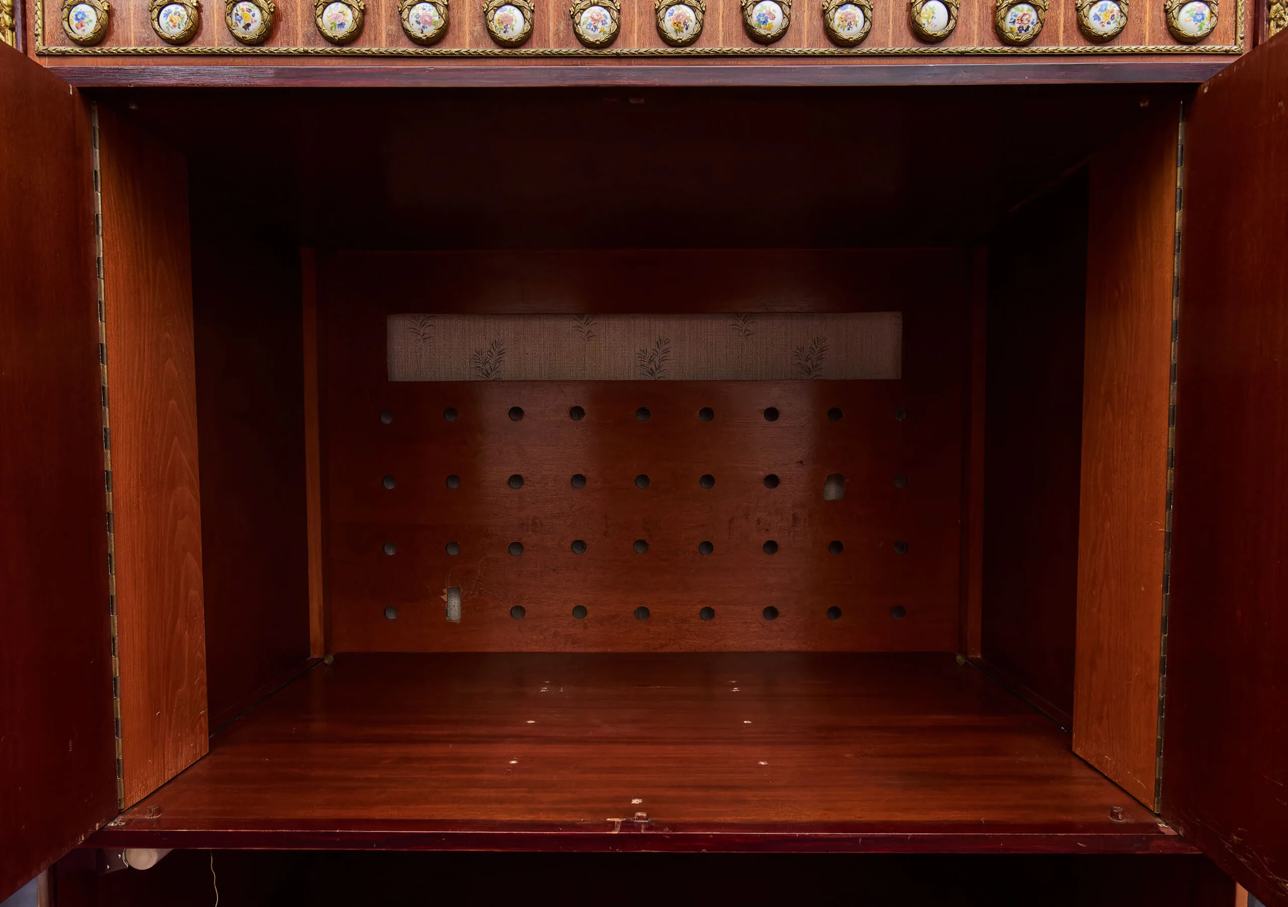 Televizní skříň s mramorovou deskou