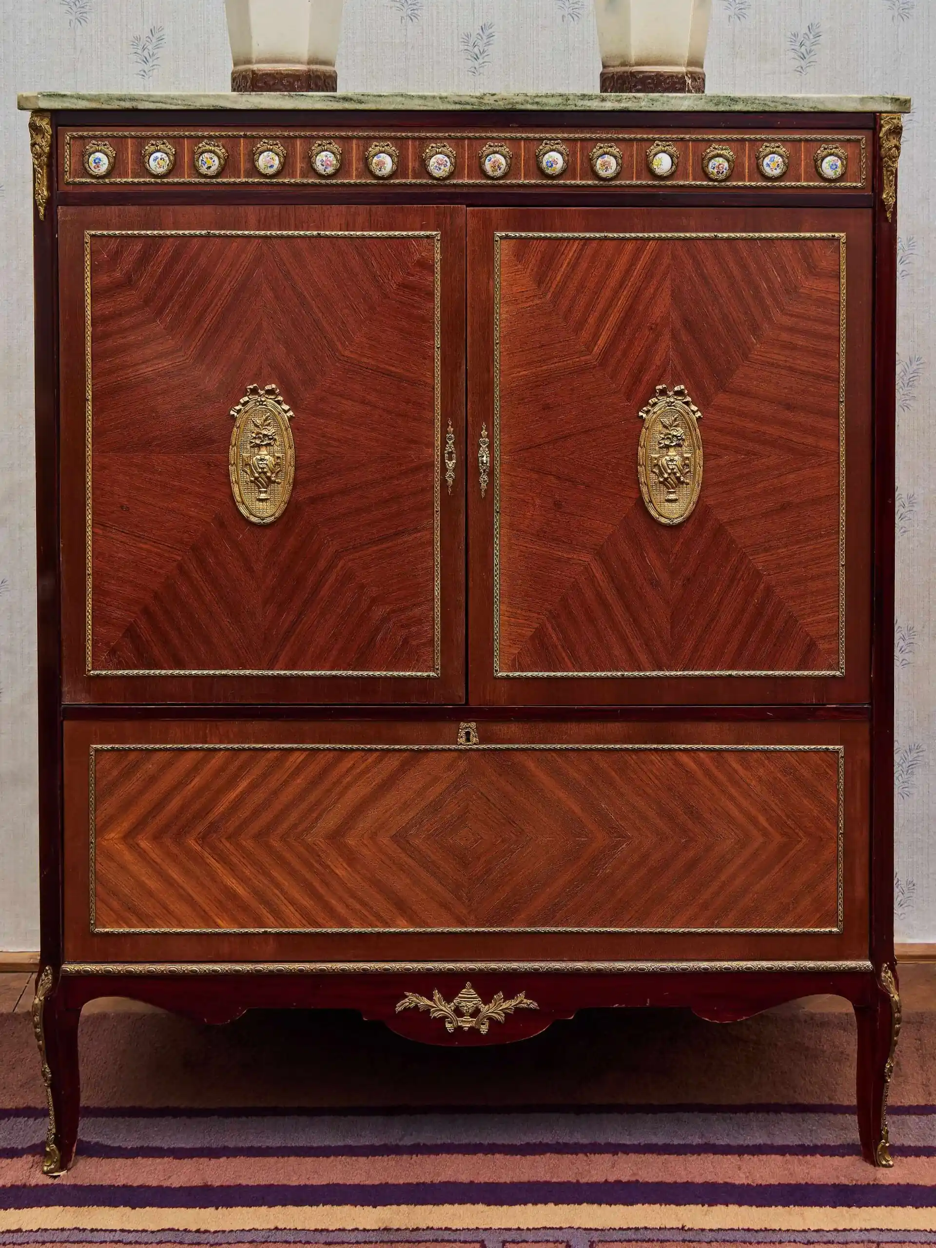 Televizní skříň s mramorovou deskou