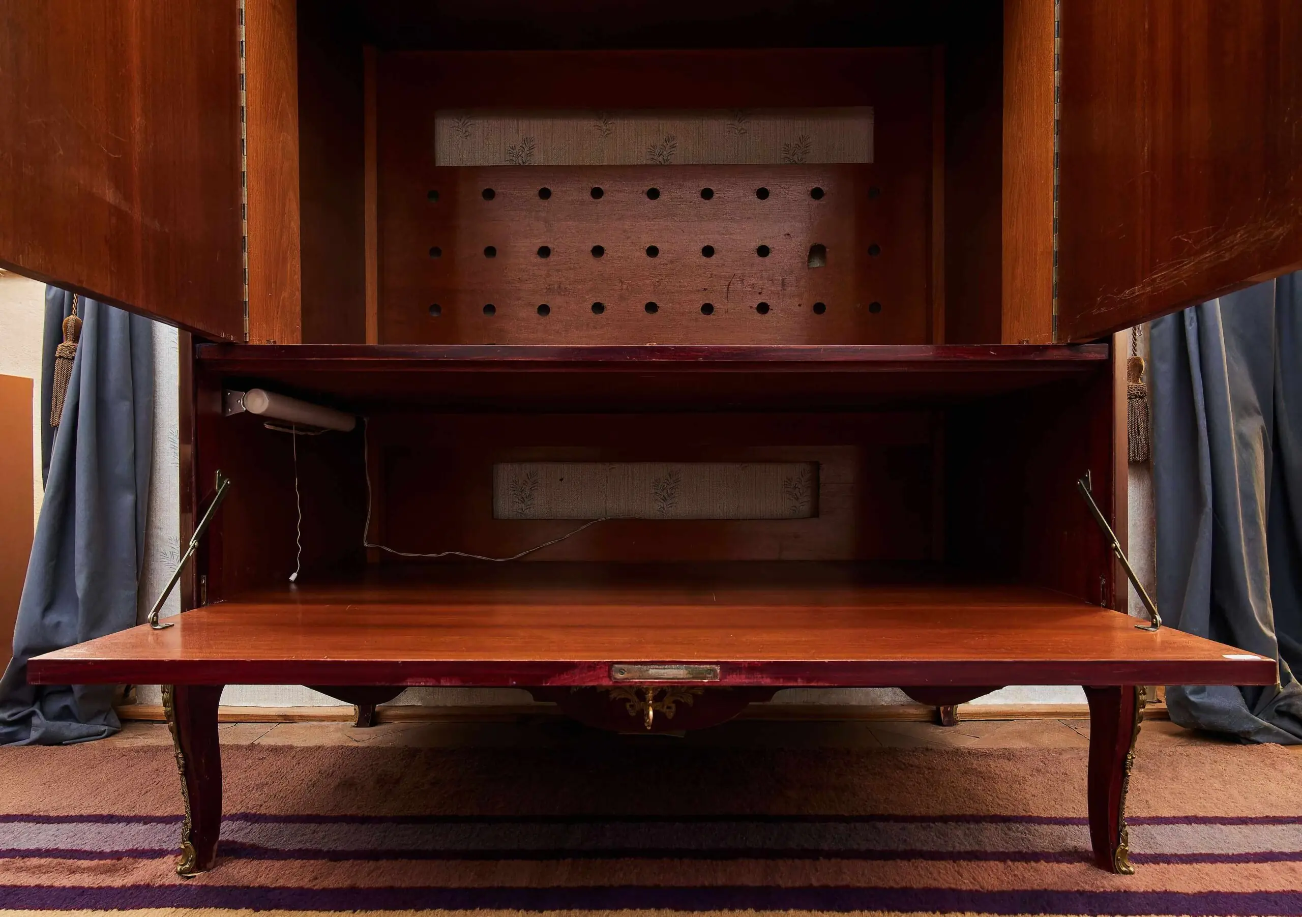 Televizní skříň s mramorovou deskou