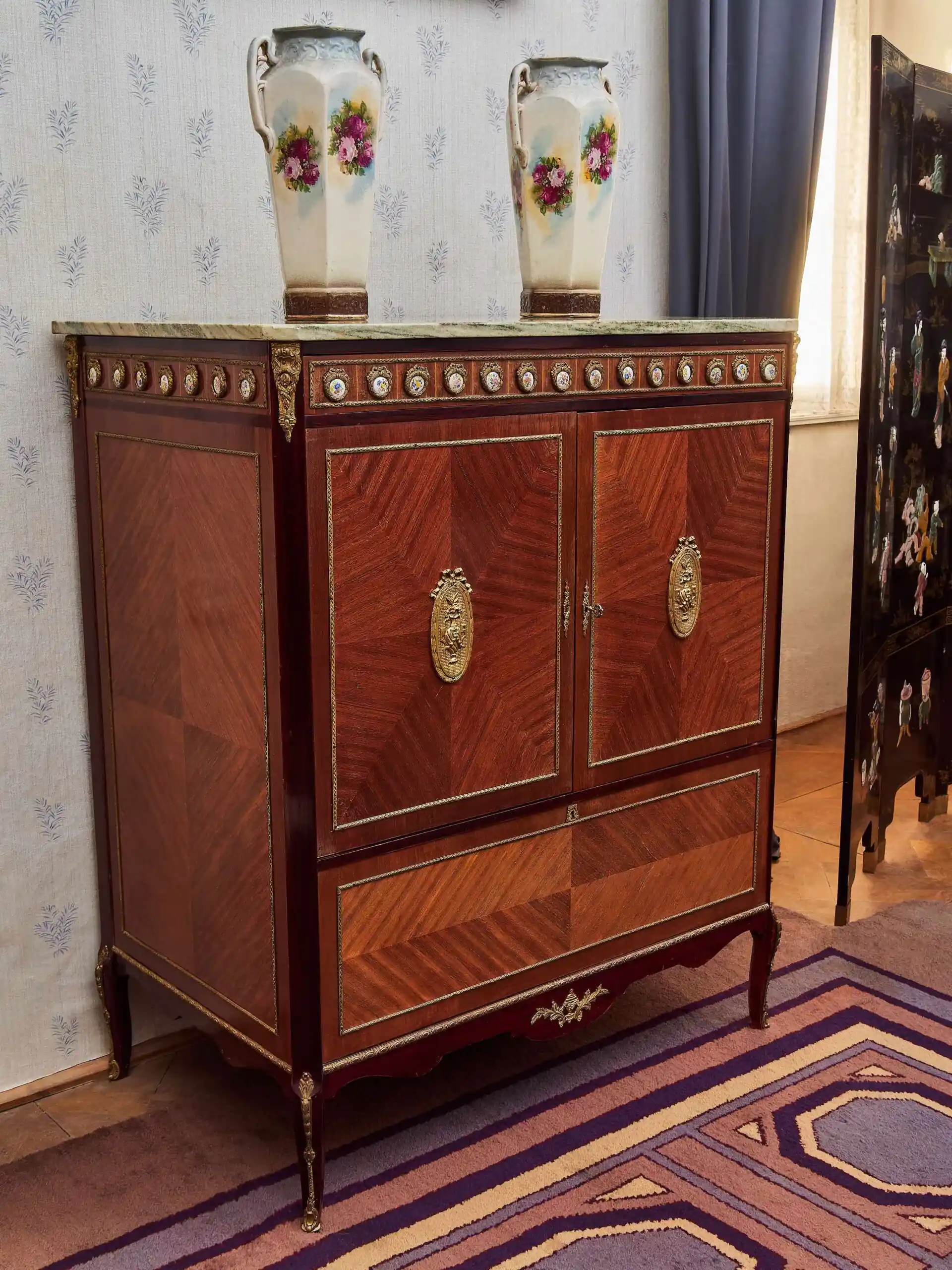 Televizní skříň s mramorovou deskou