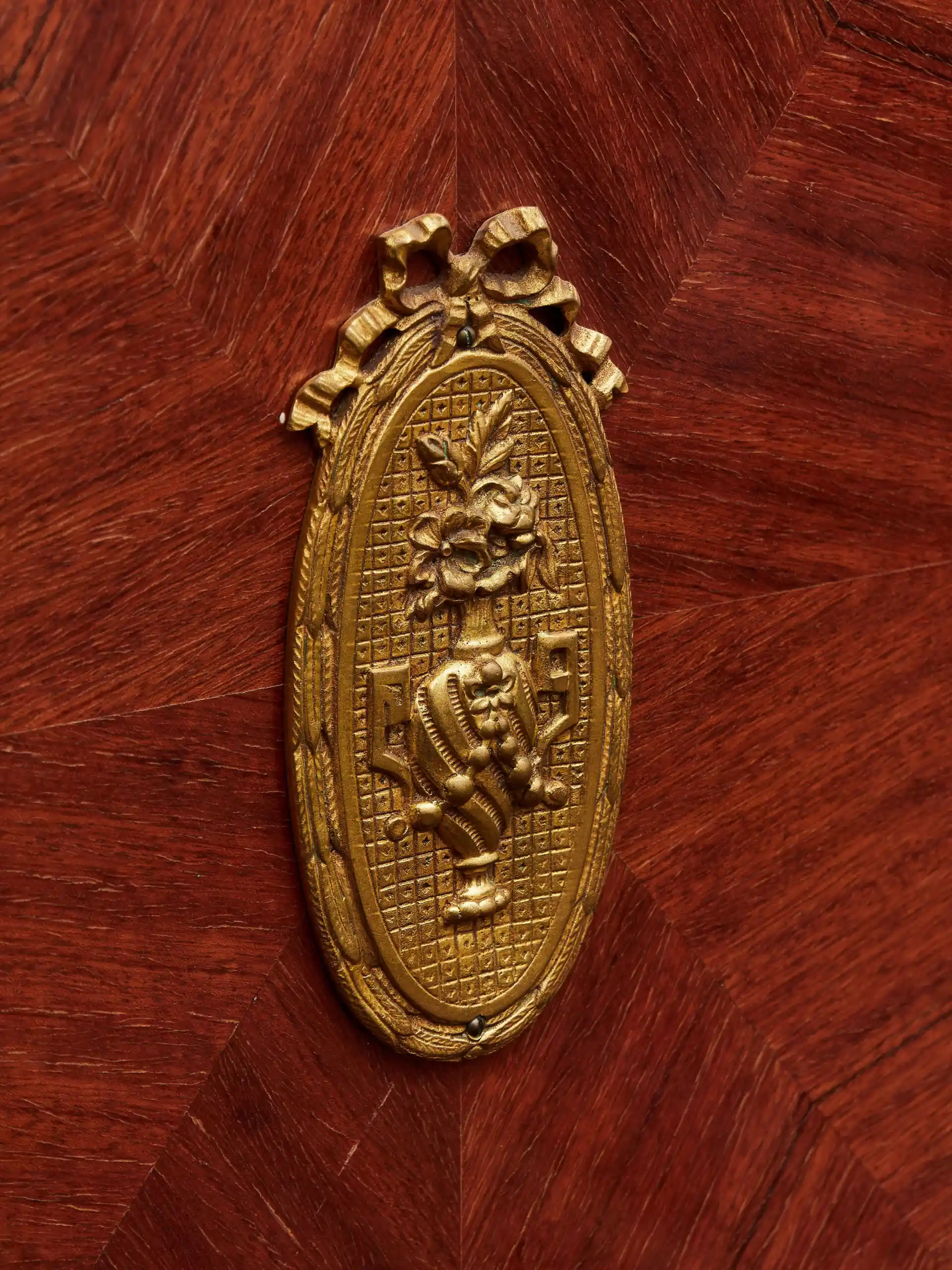 Televizní skříň s mramorovou deskou