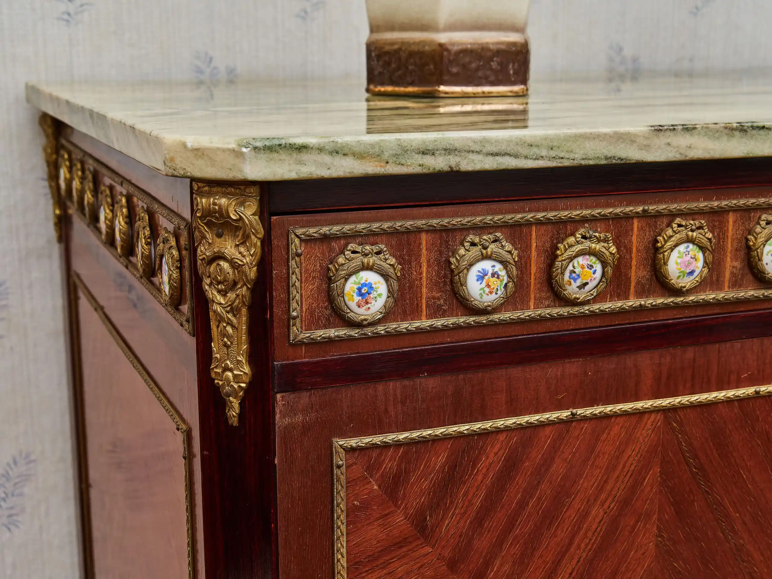 Televizní skříň s mramorovou deskou