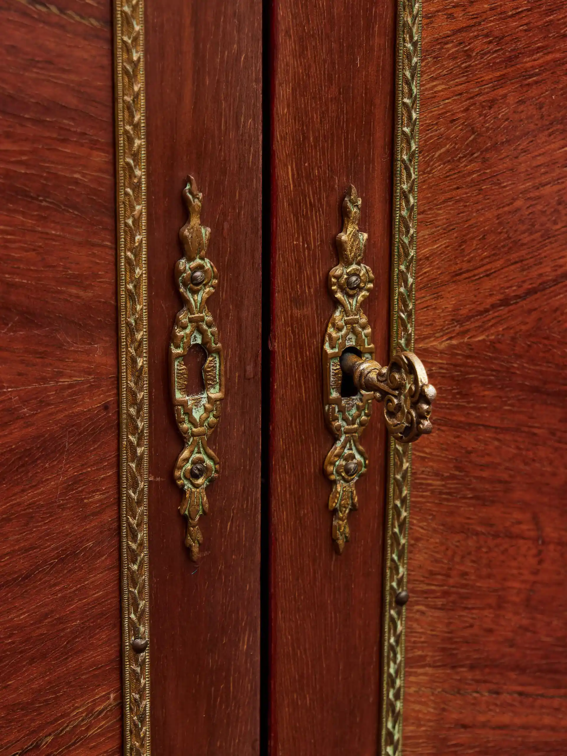 Televizní skříň s mramorovou deskou