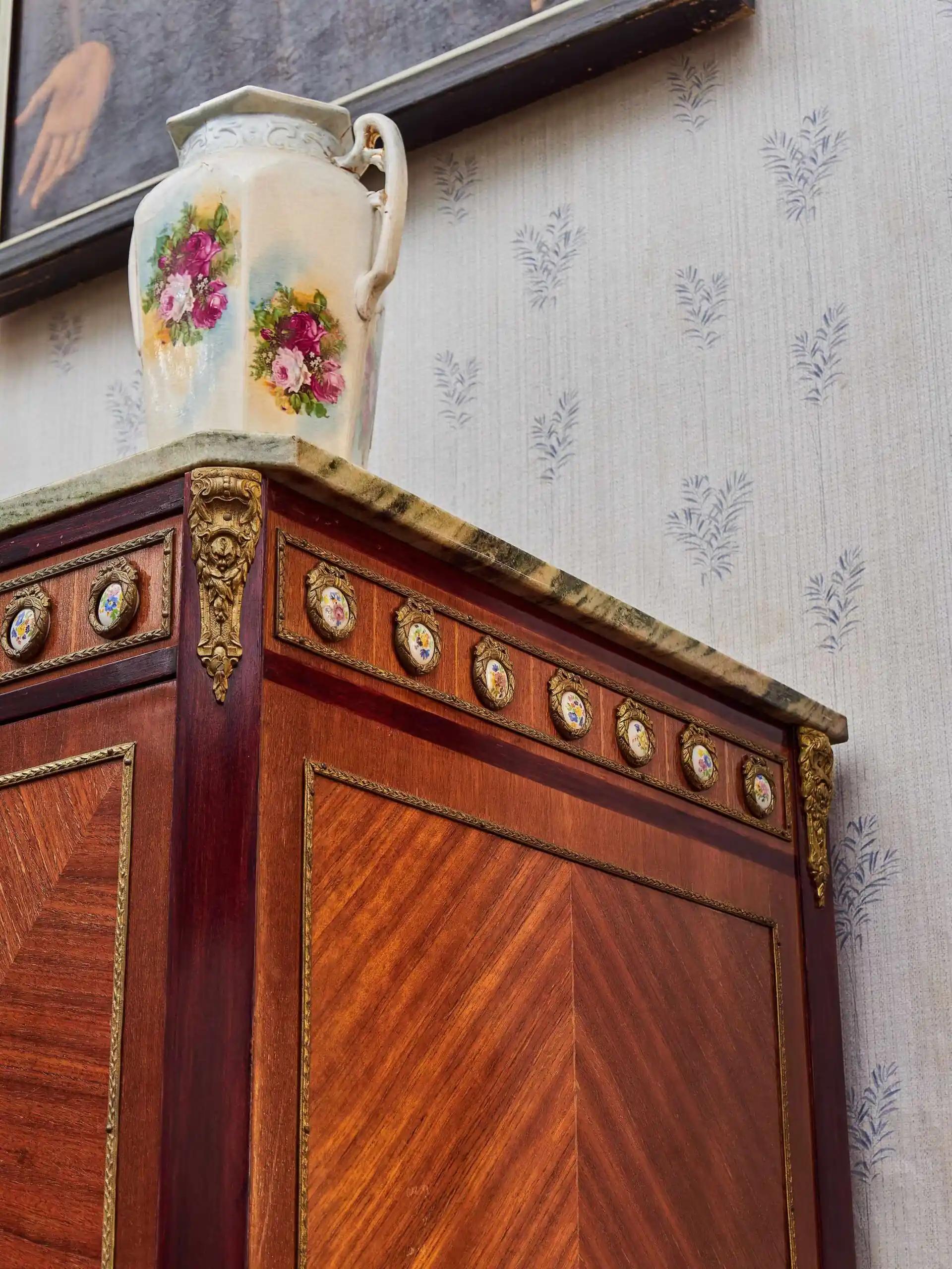 Televizní skříň s mramorovou deskou