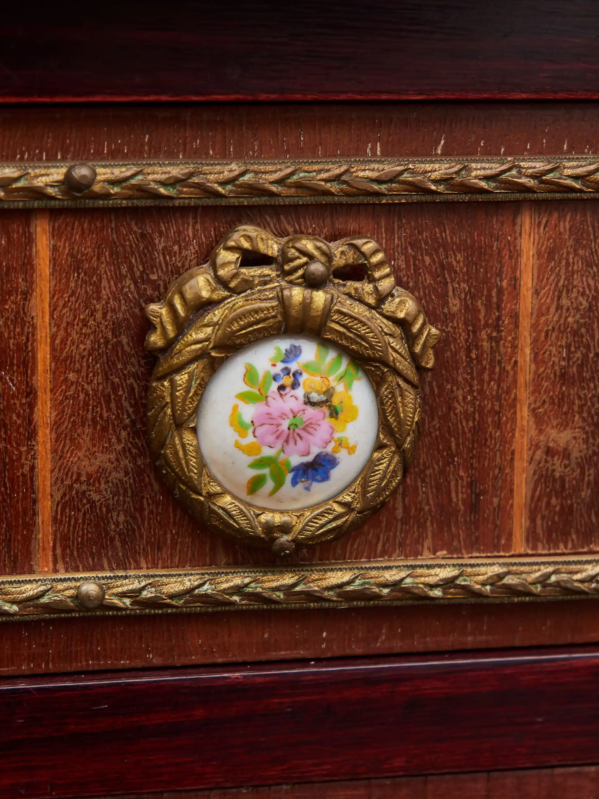 Televizní skříň s mramorovou deskou