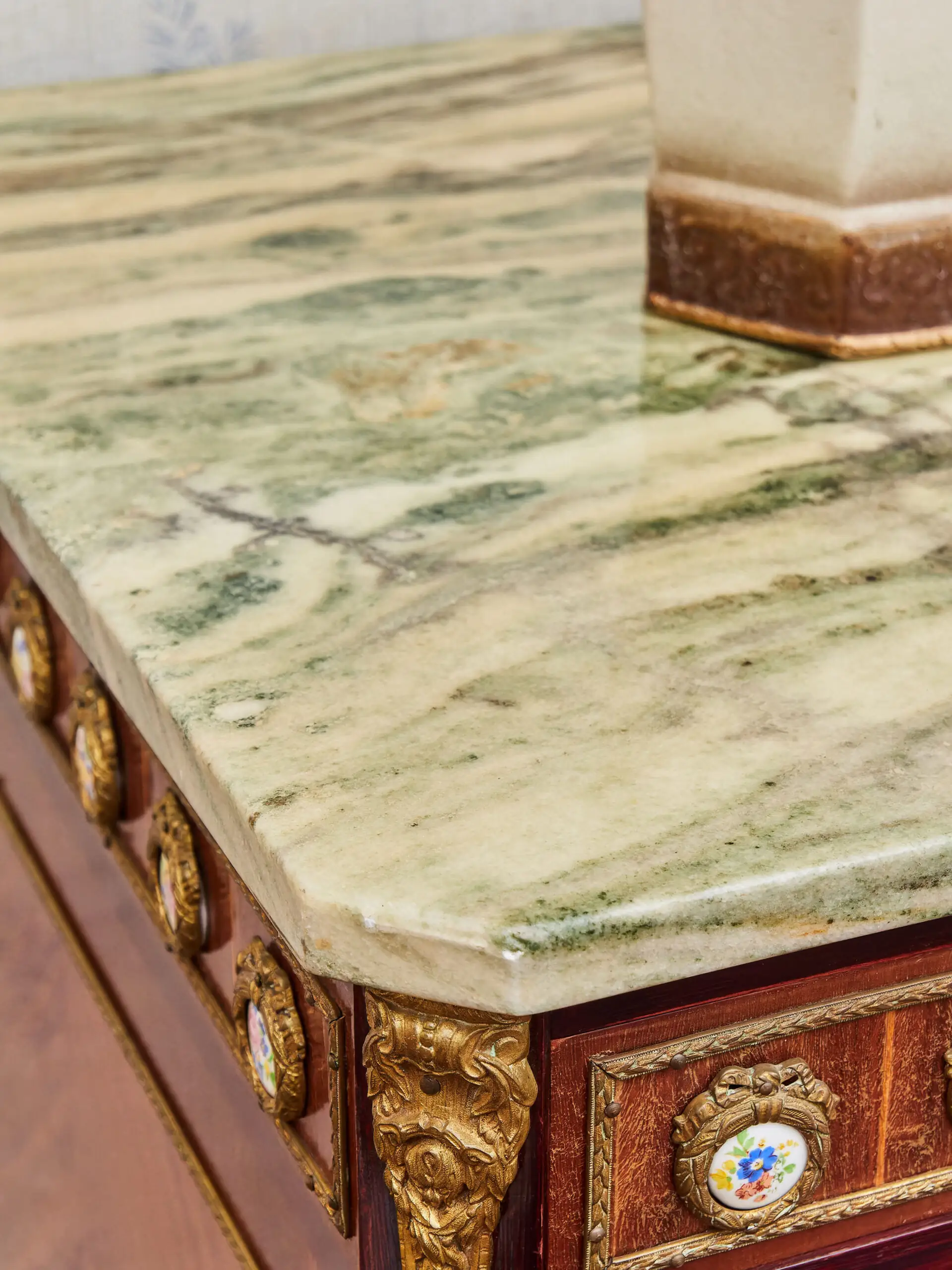 Televizní skříň s mramorovou deskou