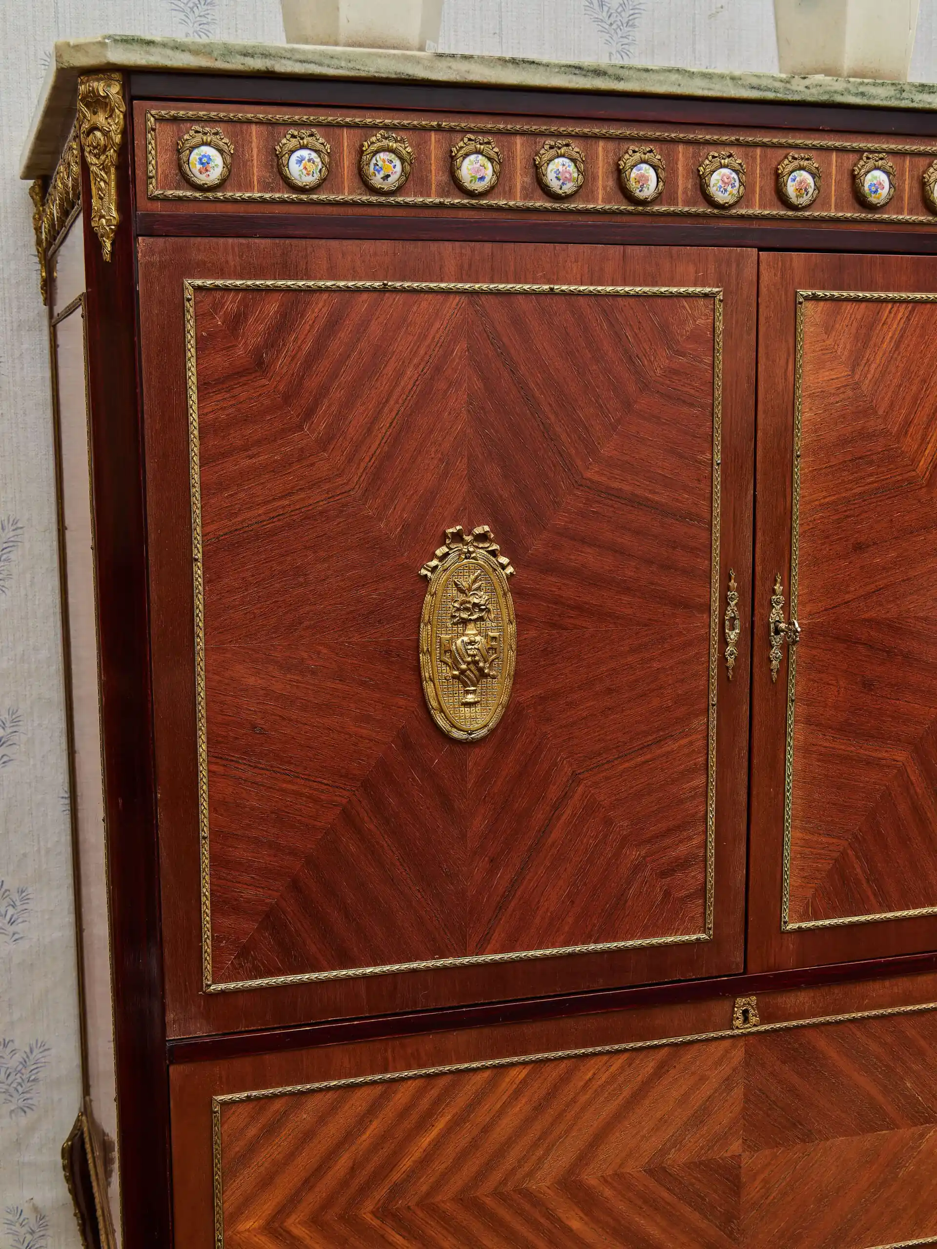 Televizní skříň s mramorovou deskou