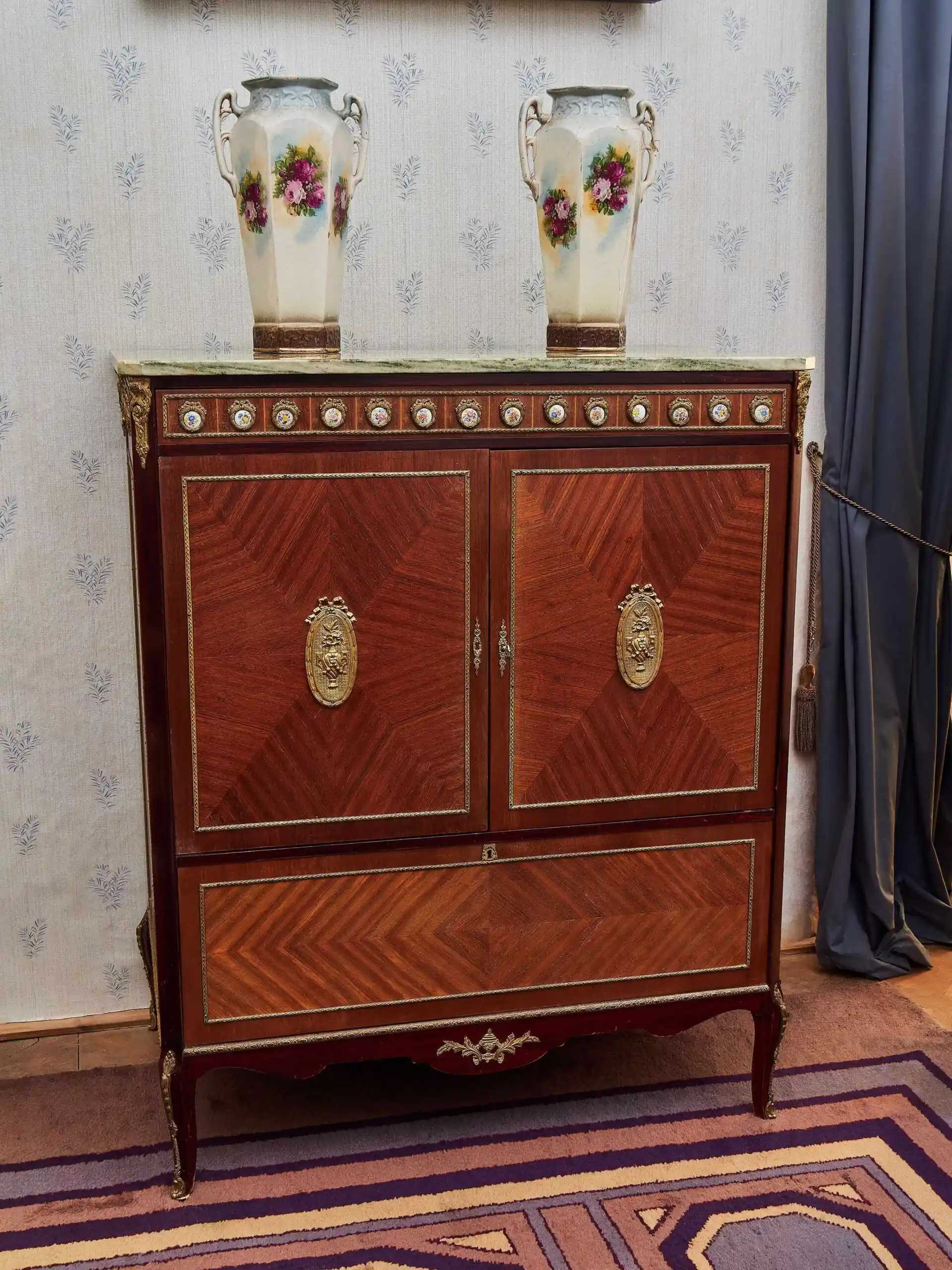 Televizní skříň s mramorovou deskou