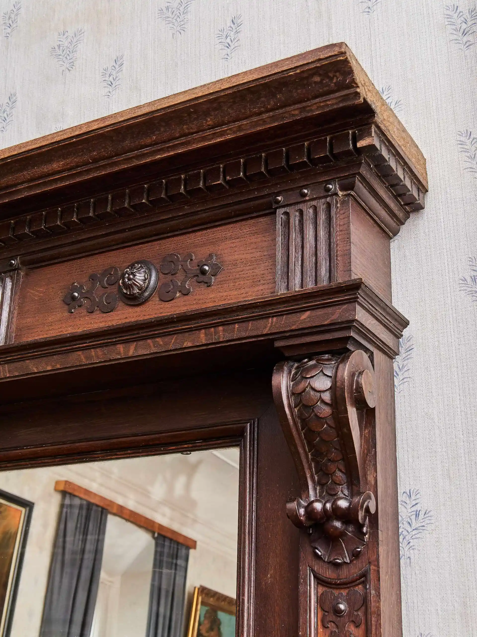 Monumentální zrcadlo v neorenesančním stylu