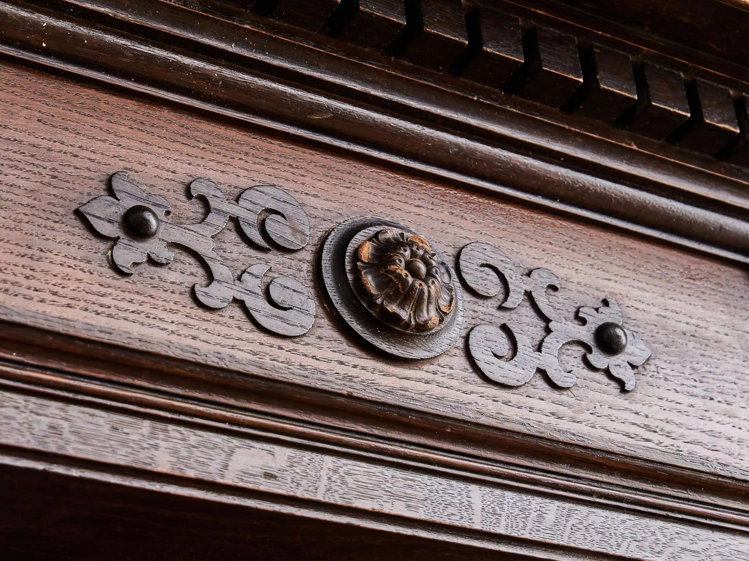Monumentální zrcadlo v neorenesančním stylu