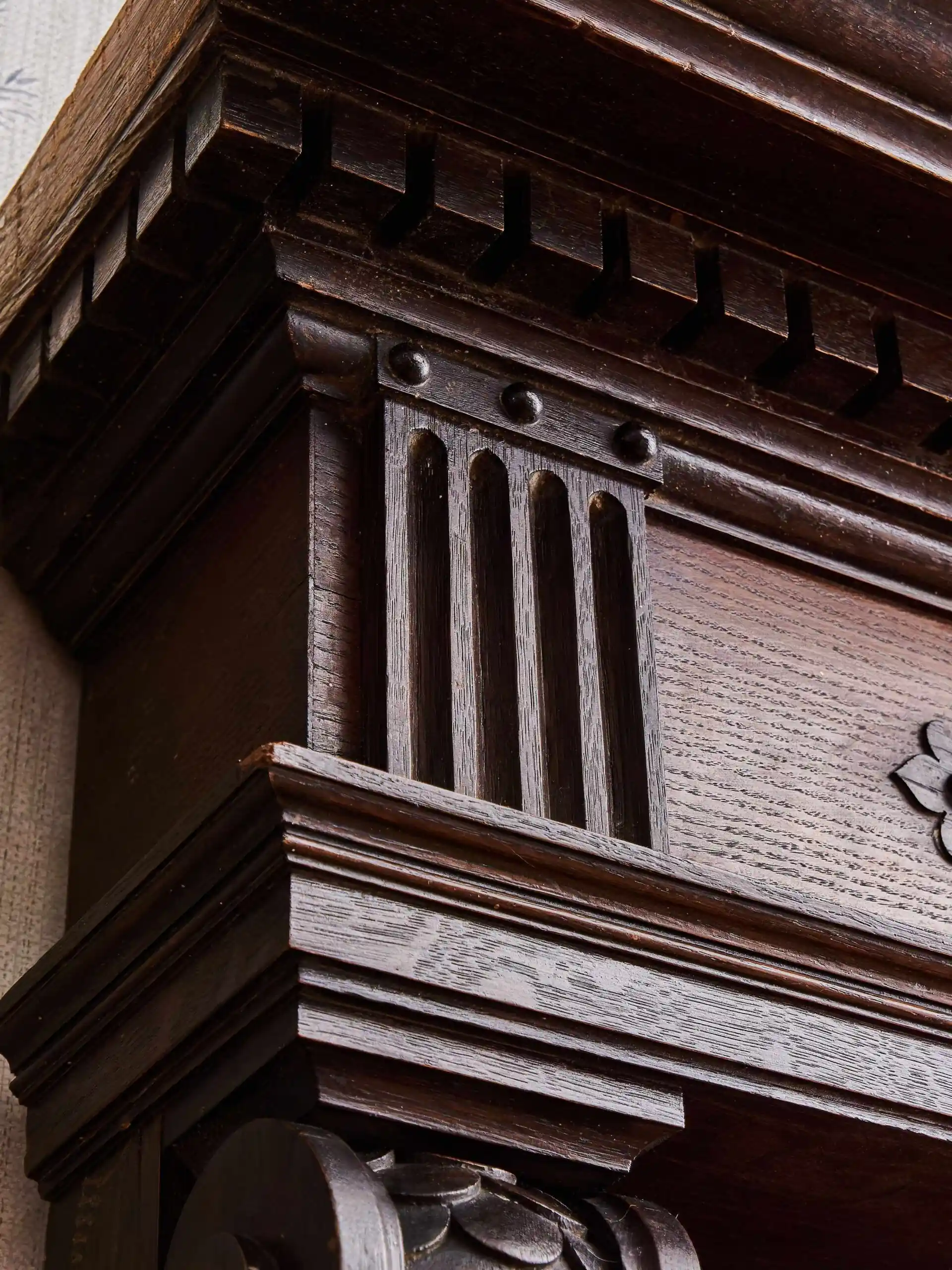 Monumentální zrcadlo v neorenesančním stylu