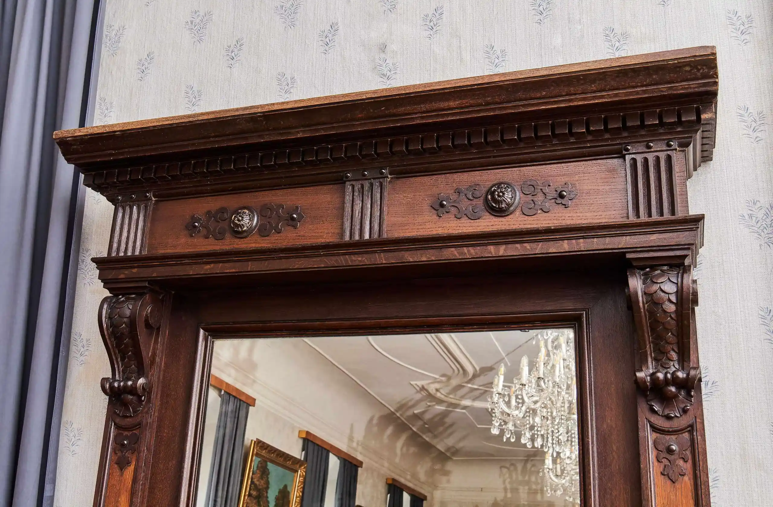 Monumentální zrcadlo v neorenesančním stylu