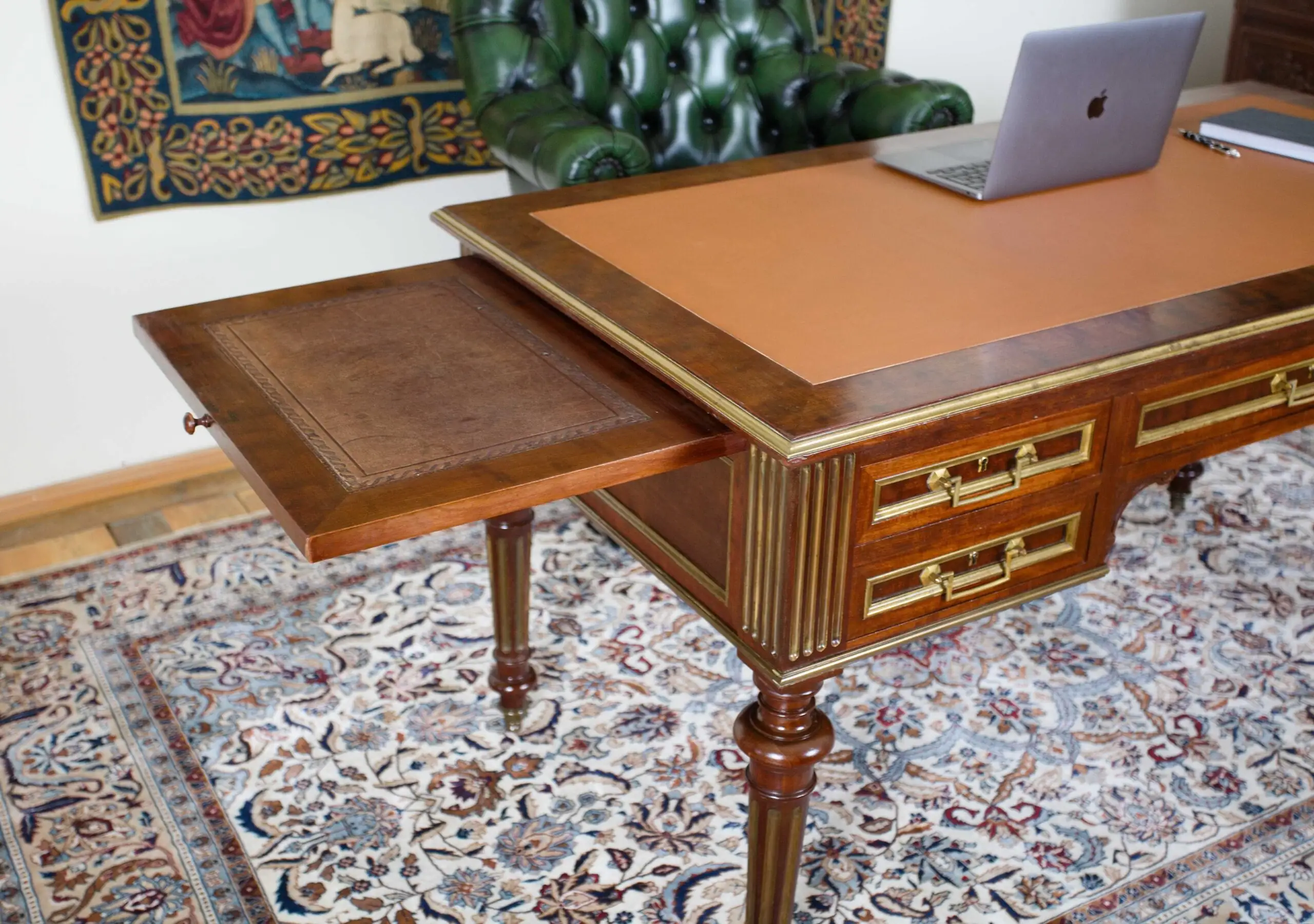 Elegantní anglický psací stůl s kůží – rozkládací