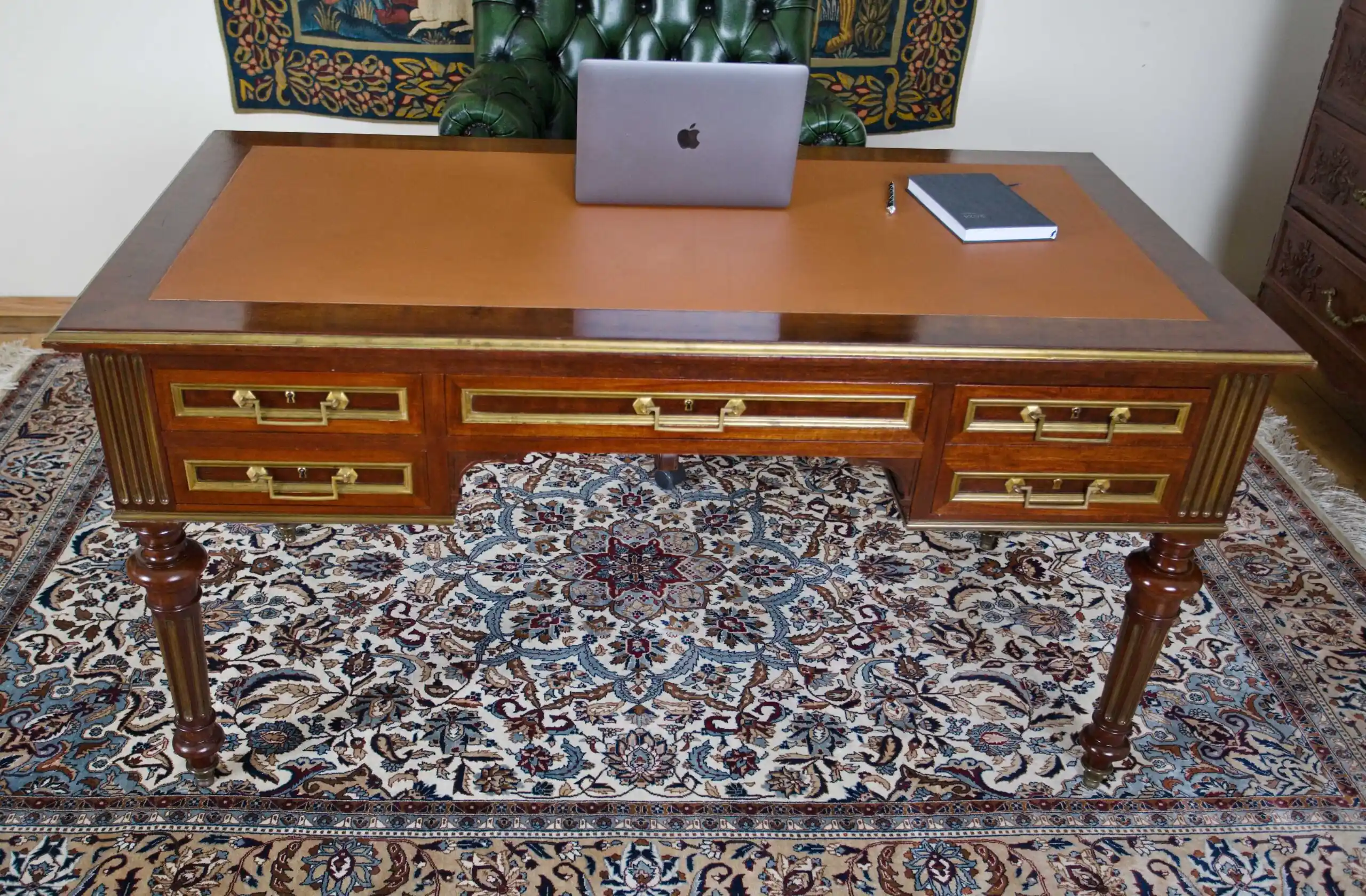 Elegantní anglický psací stůl s kůží – rozkládací