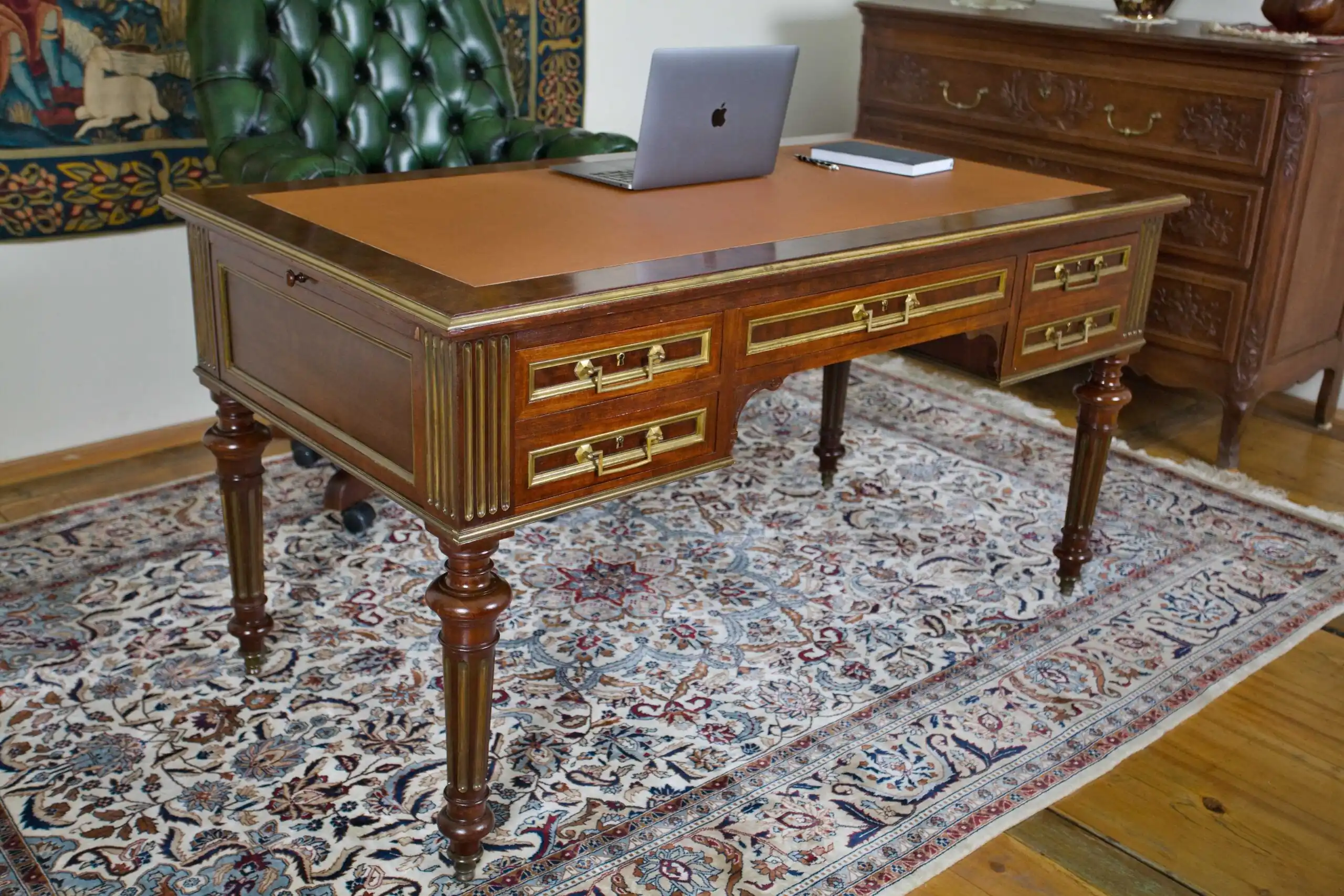 Elegantní anglický psací stůl s kůží – rozkládací