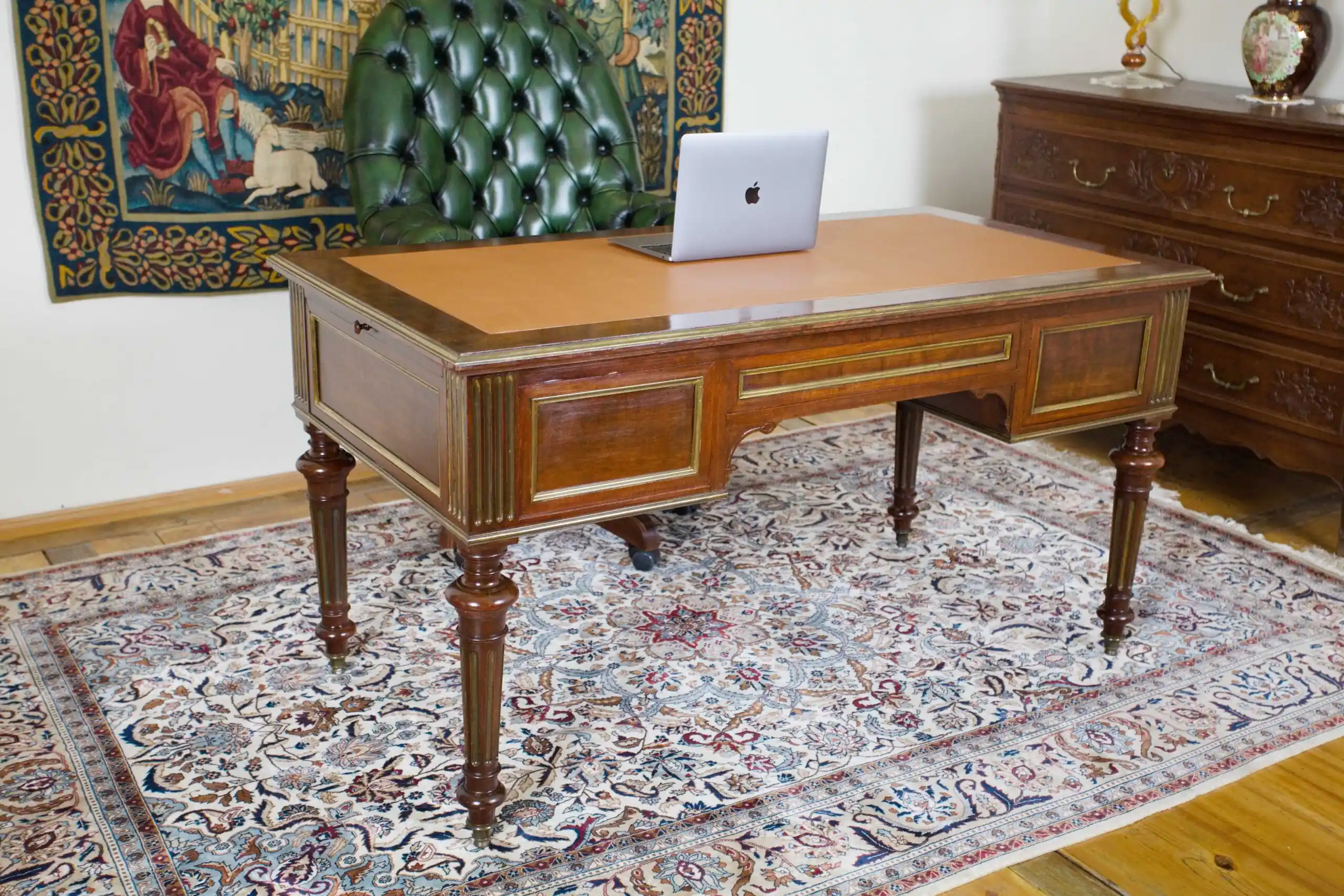 Elegantní anglický psací stůl s kůží – rozkládací