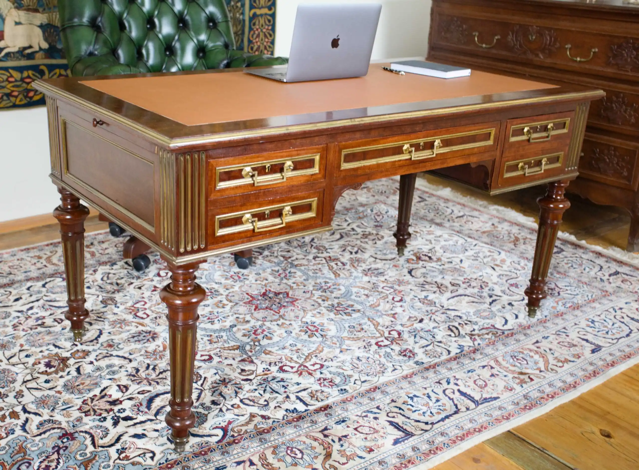 Elegantní anglický psací stůl s kůží – rozkládací