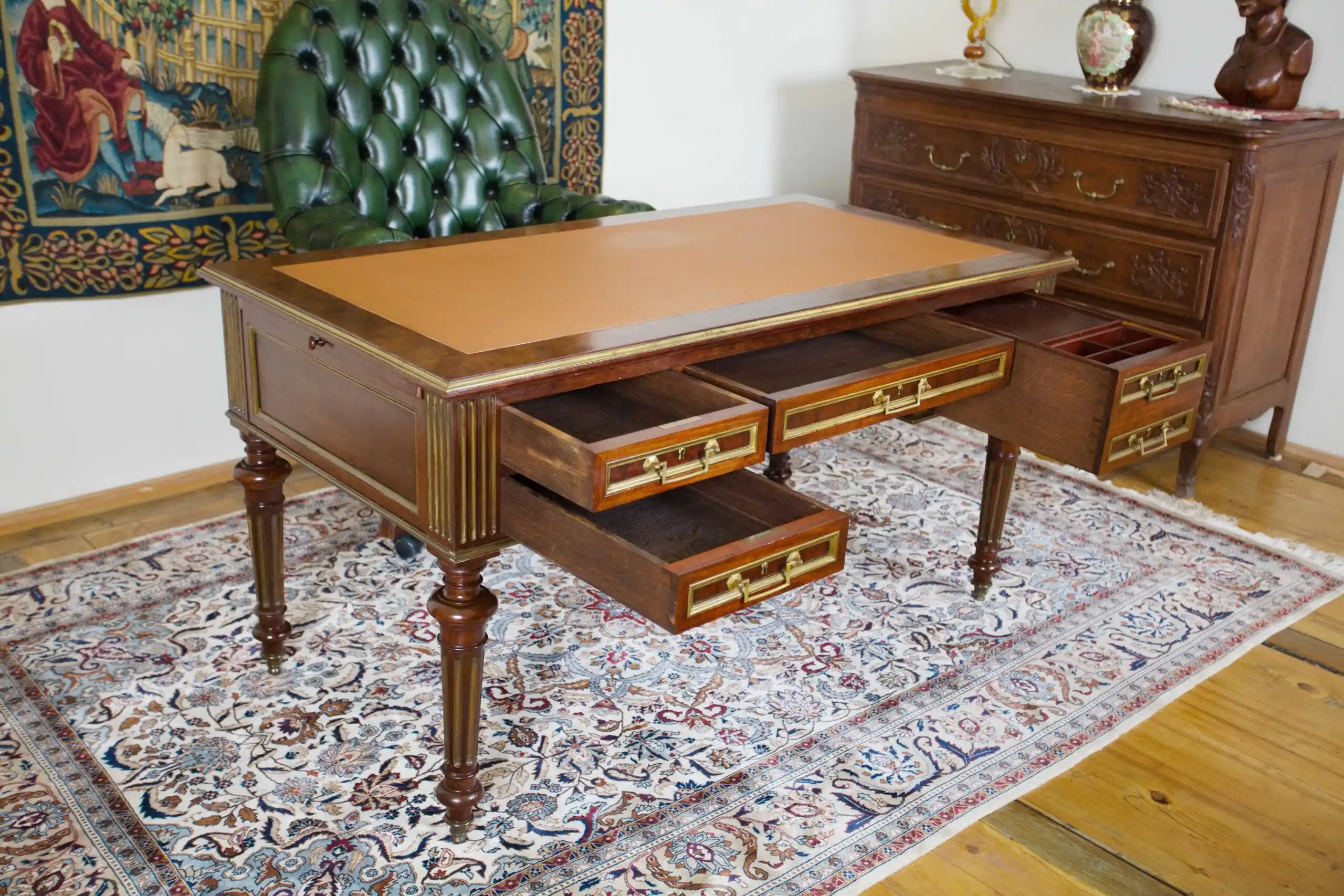Elegantní anglický psací stůl s kůží – rozkládací