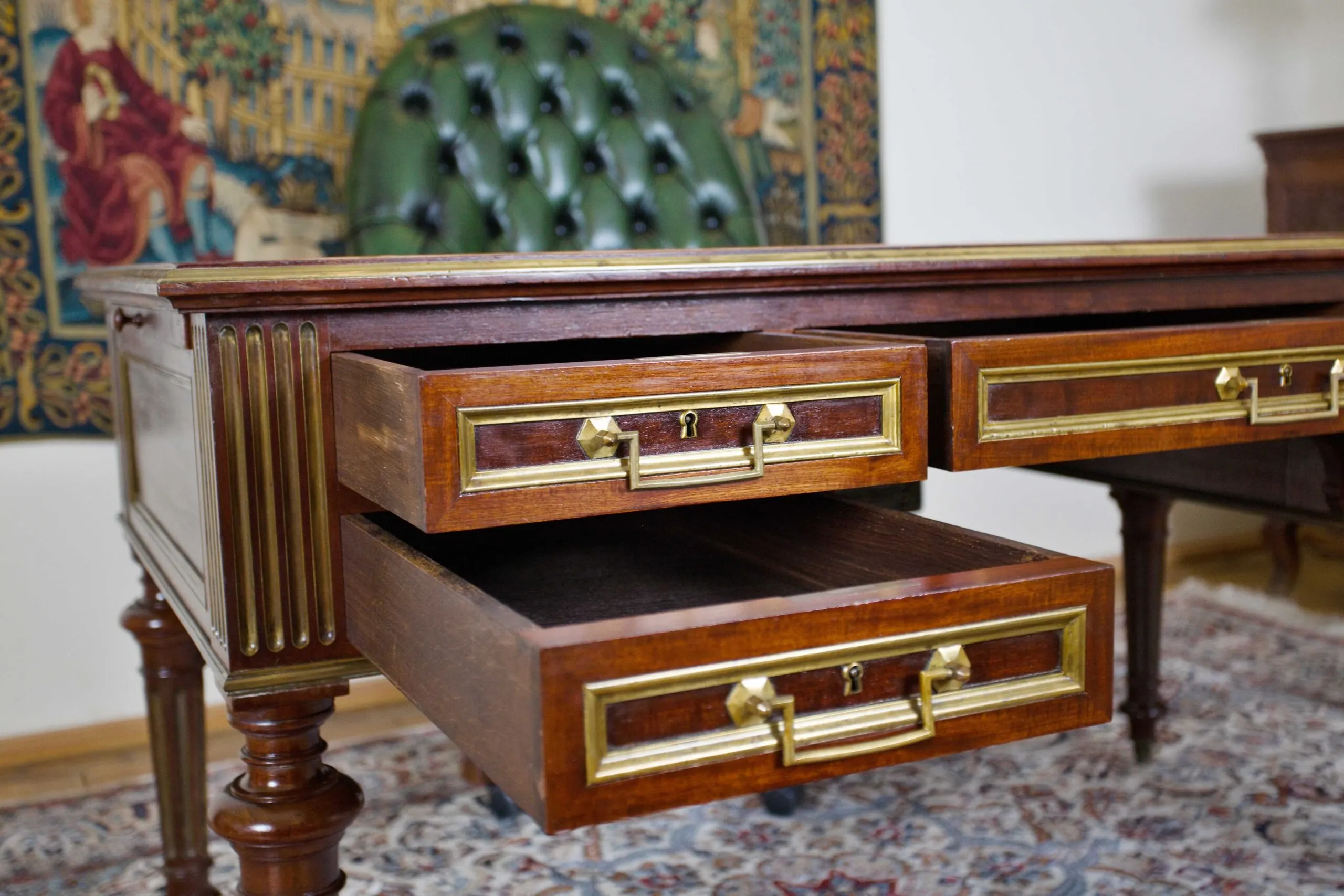 Elegantní anglický psací stůl s kůží – rozkládací