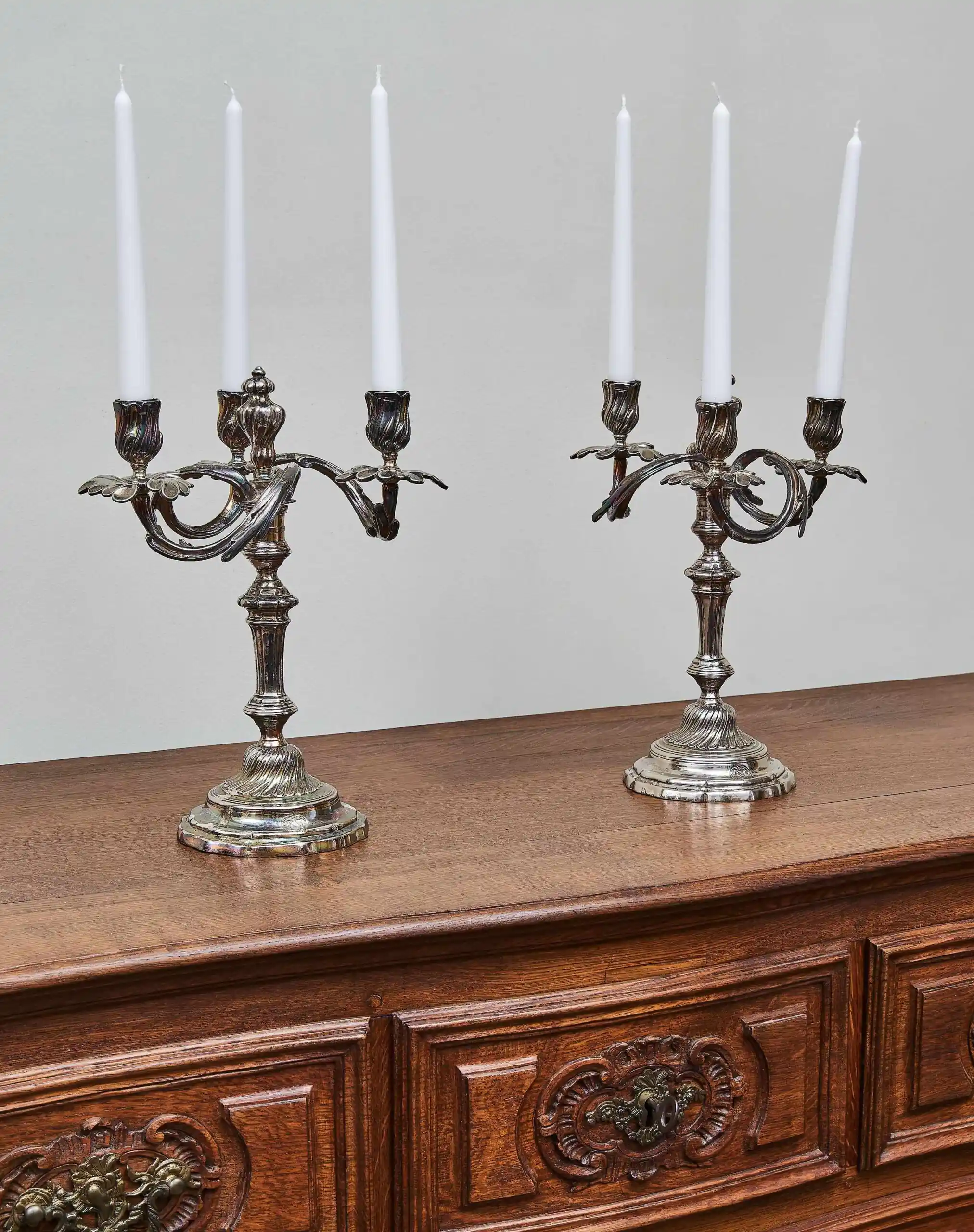 Párové tříramenné svícny ze stříbřeného bronzu