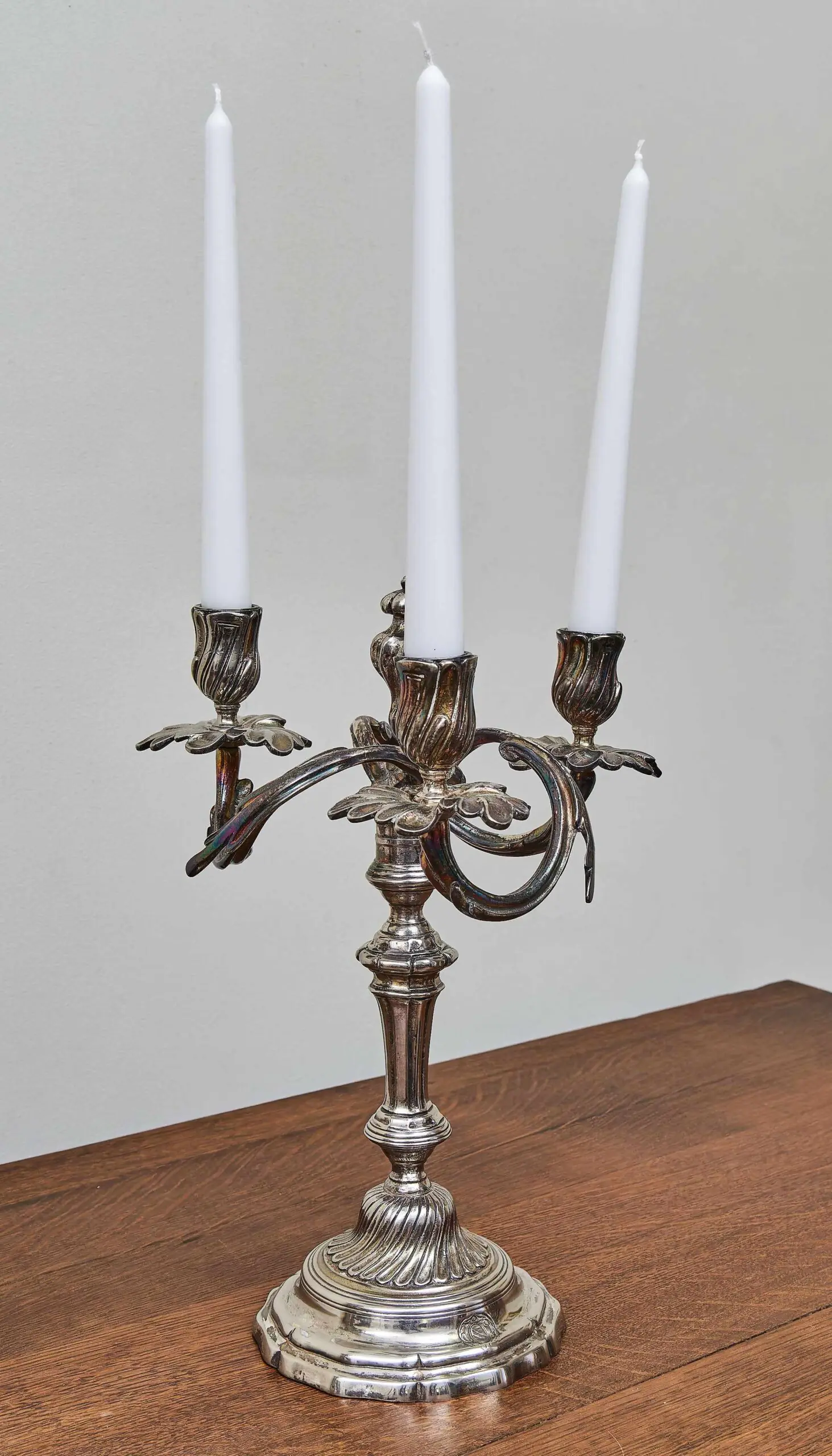 Párové tříramenné svícny ze stříbřeného bronzu