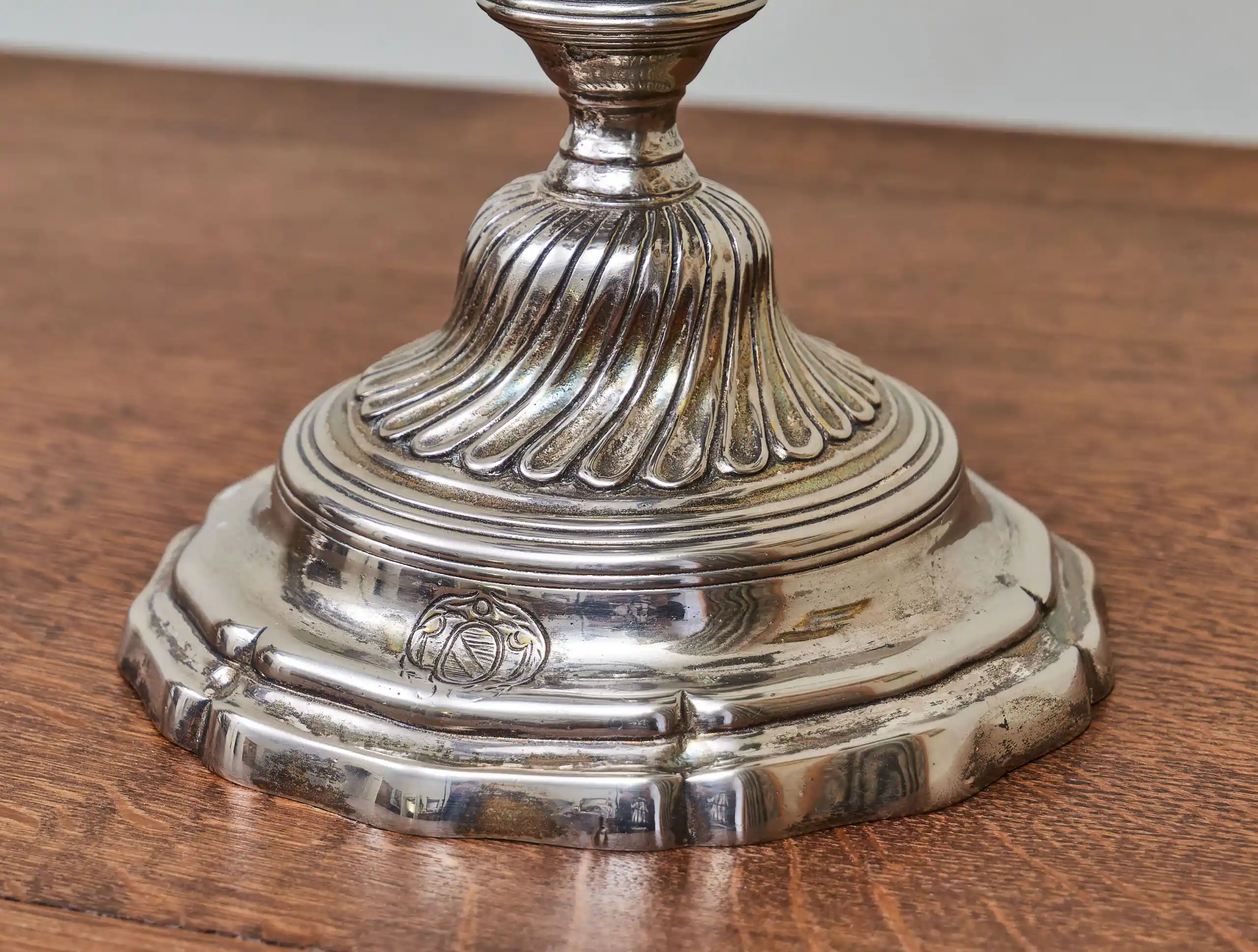 Párové tříramenné svícny ze stříbřeného bronzu