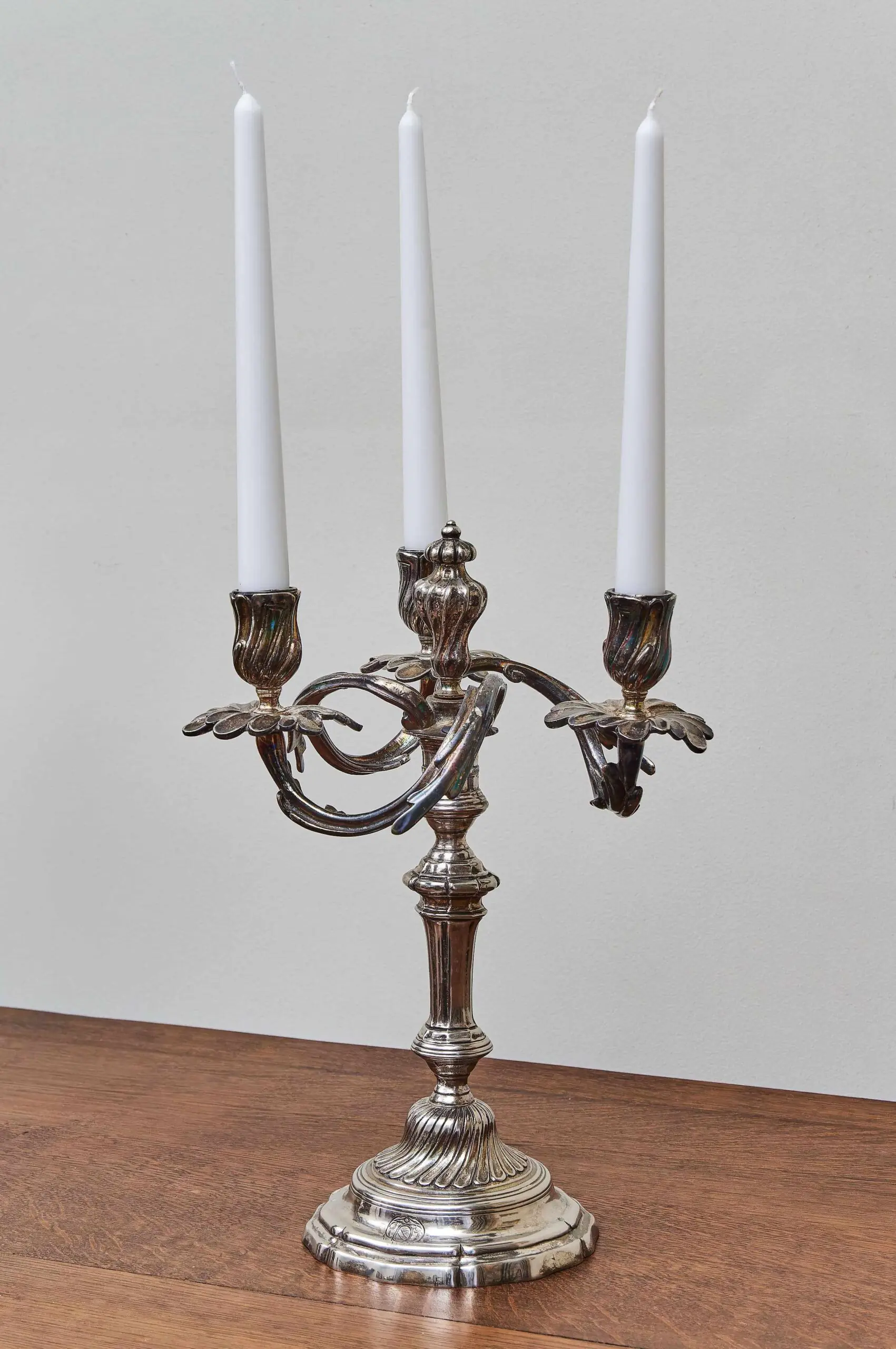Párové tříramenné svícny ze stříbřeného bronzu