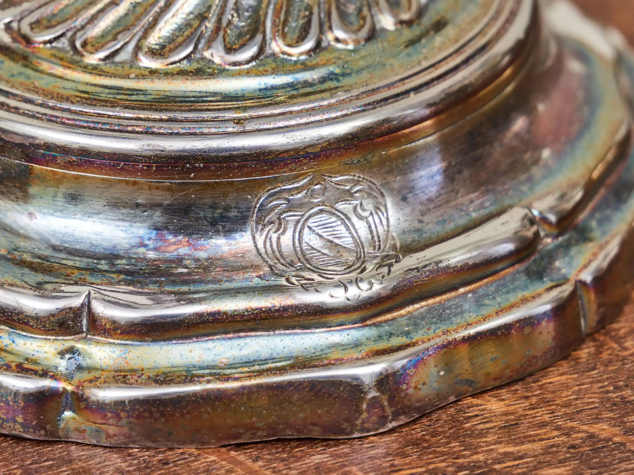 Párové tříramenné svícny ze stříbřeného bronzu