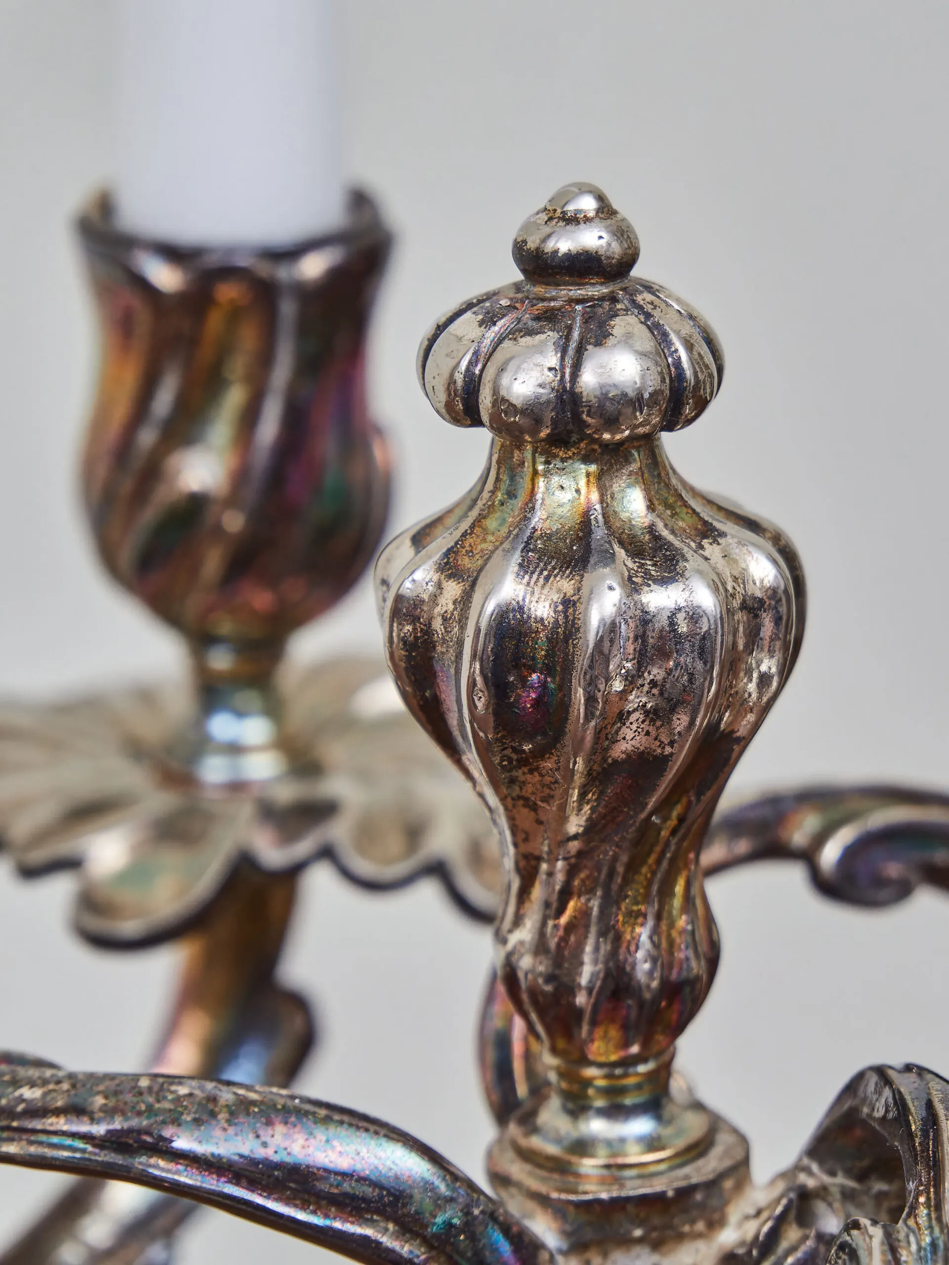 Párové tříramenné svícny ze stříbřeného bronzu