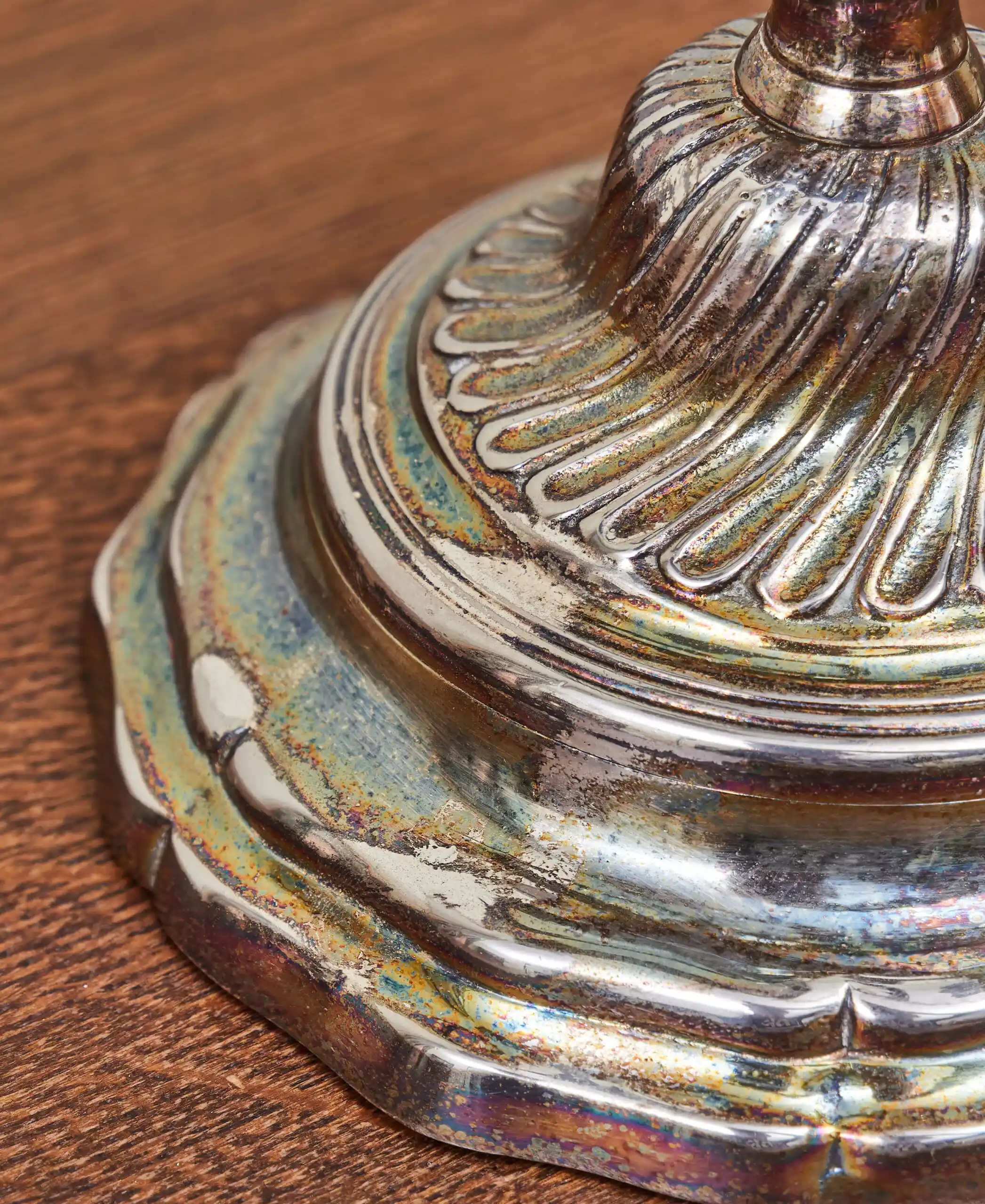 Párové tříramenné svícny ze stříbřeného bronzu