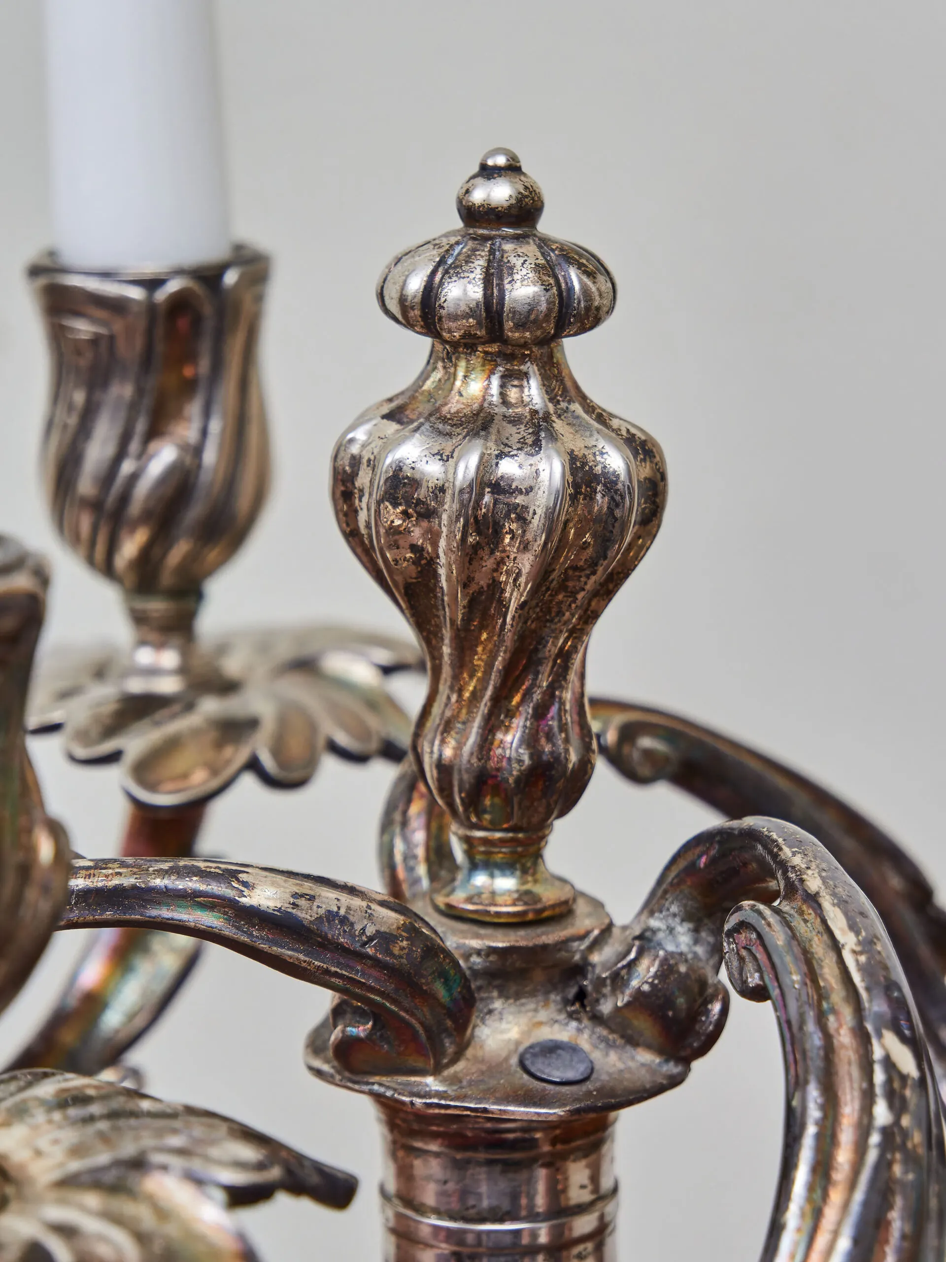 Párové tříramenné svícny ze stříbřeného bronzu