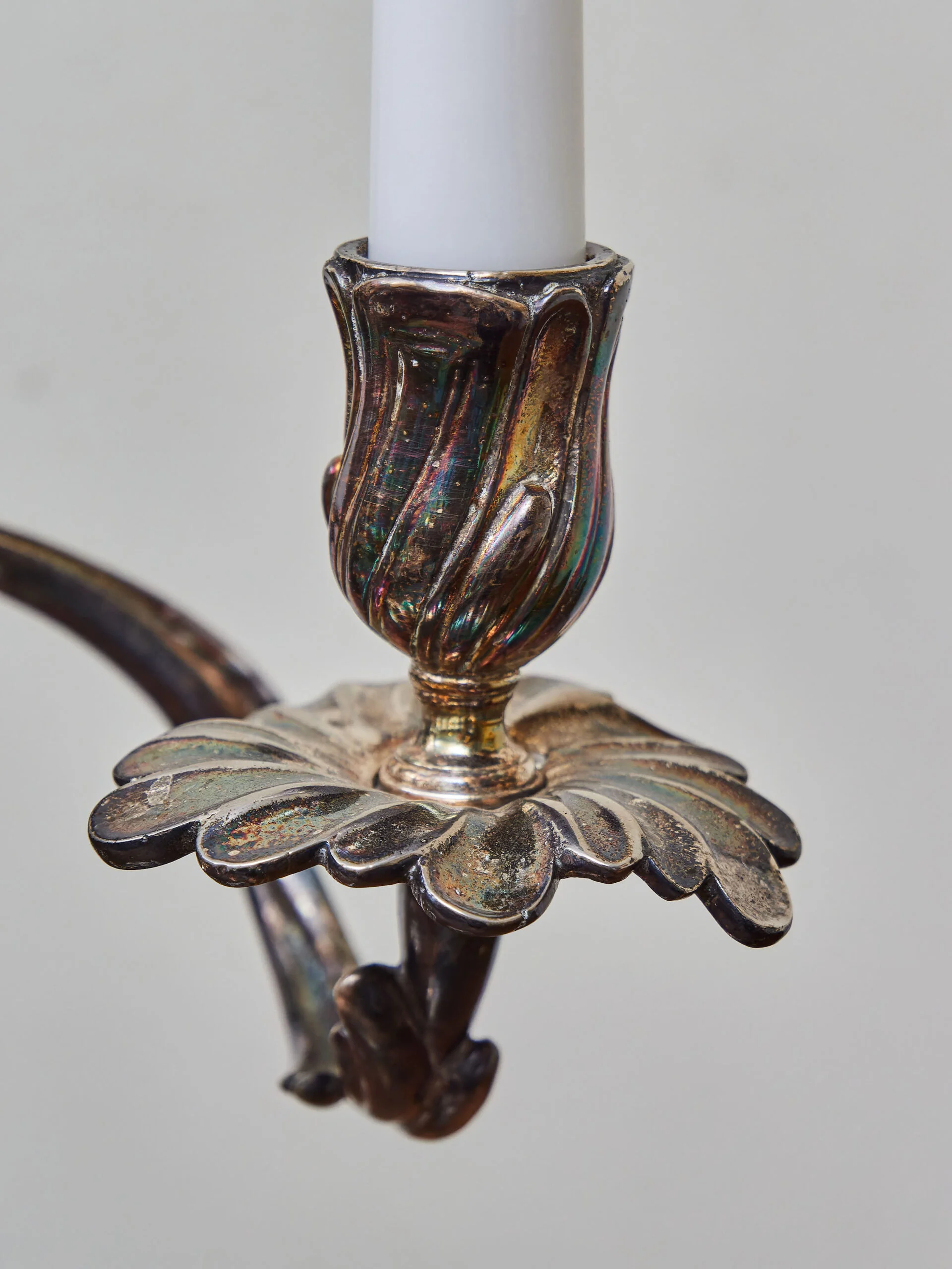 Párové tříramenné svícny ze stříbřeného bronzu