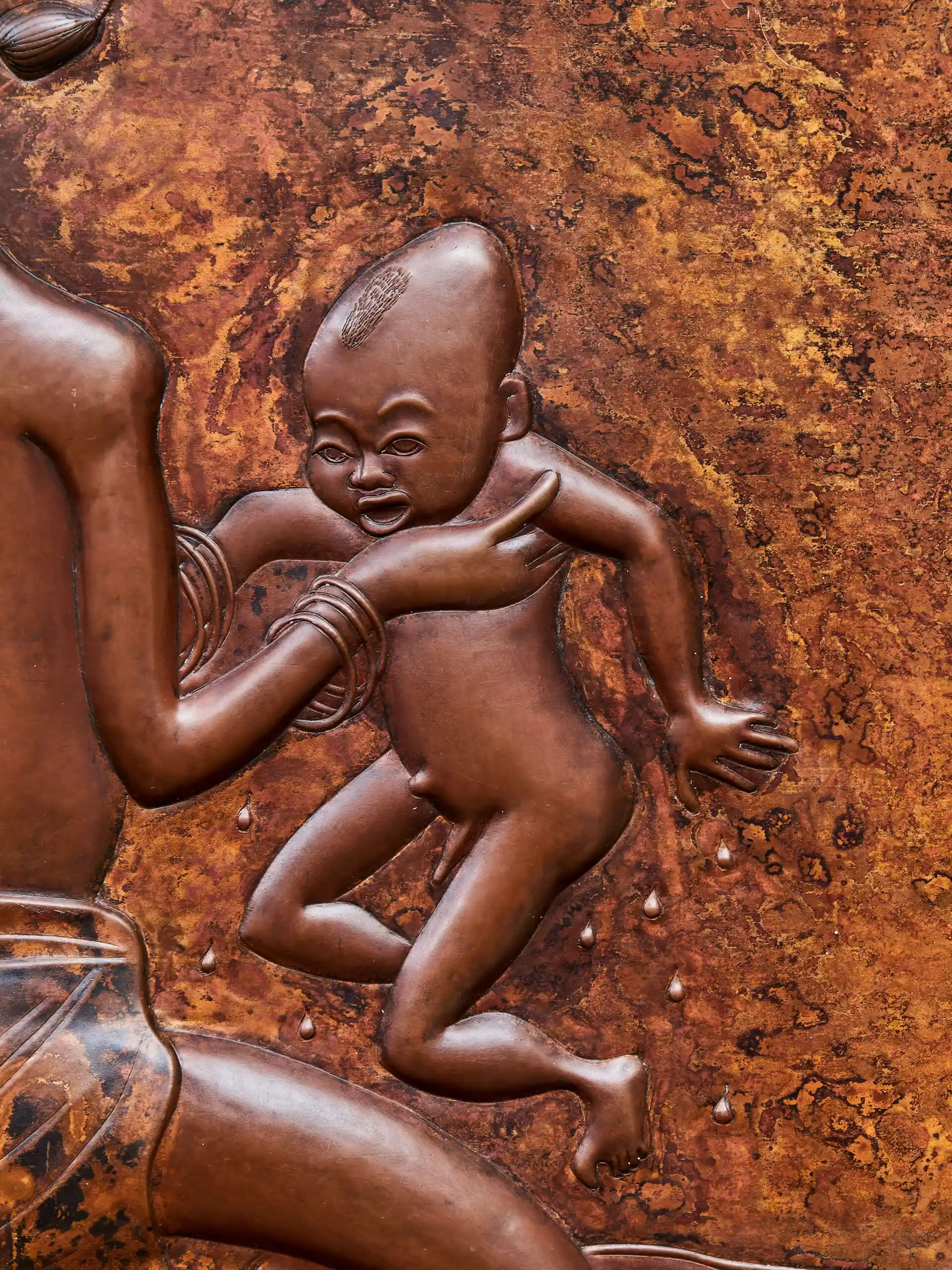 Africký měděný reliéf – motiv mateřství