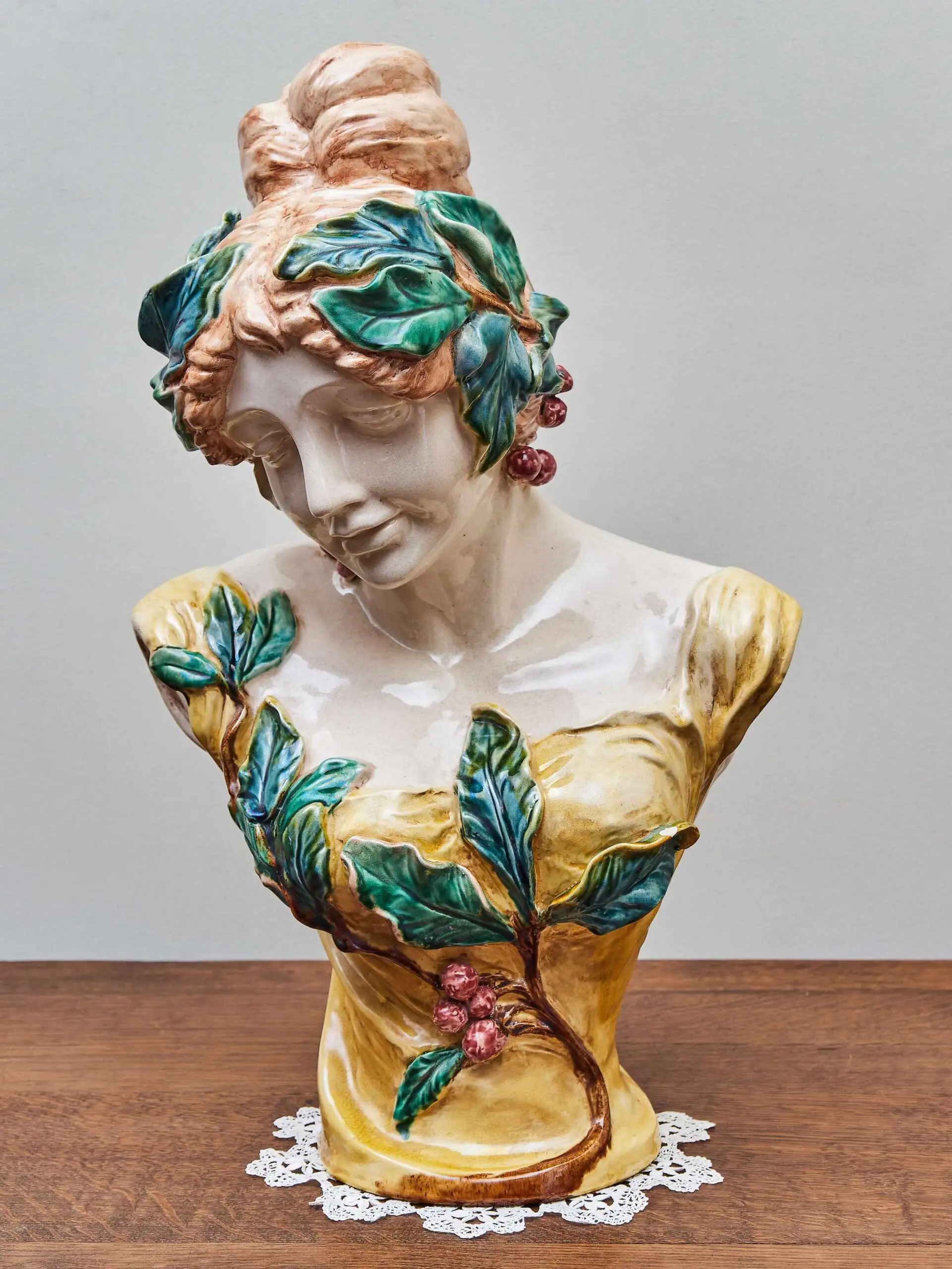 Fajánsová busta ve stylu Alfonse Muchy