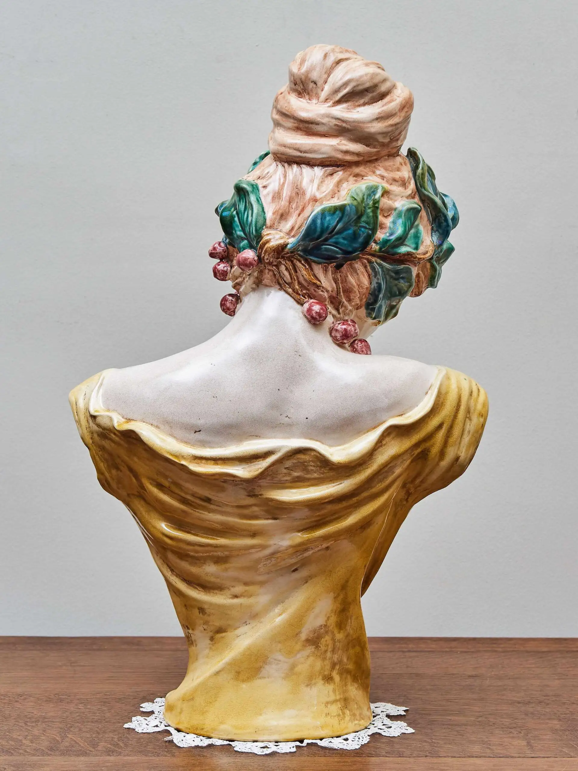 Fajánsová busta ve stylu Alfonse Muchy