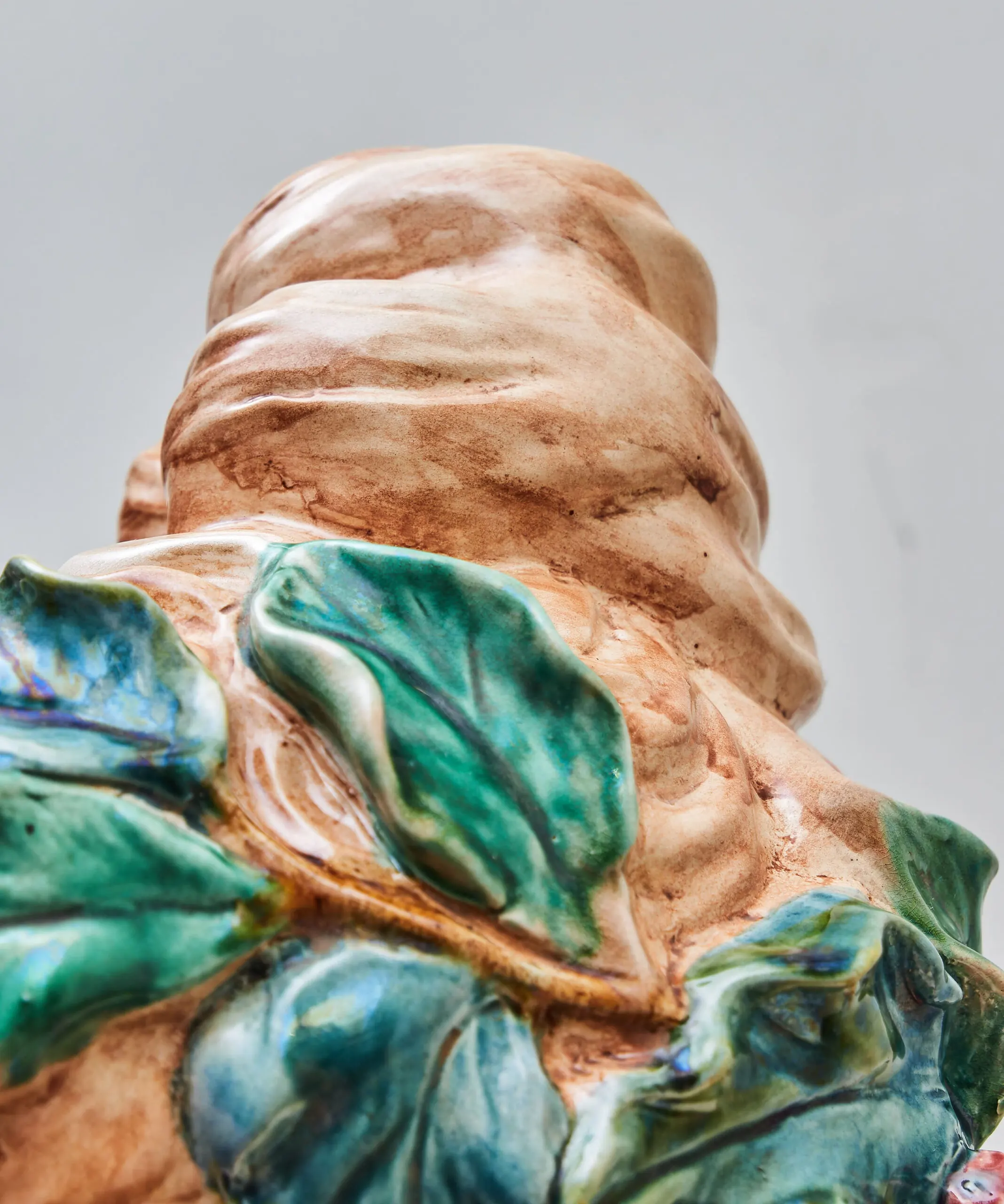 Fajánsová busta ve stylu Alfonse Muchy