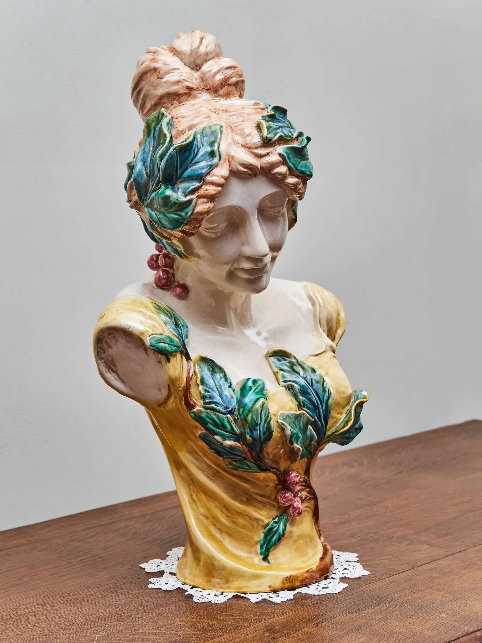 Fajánsová busta ve stylu Alfonse Muchy